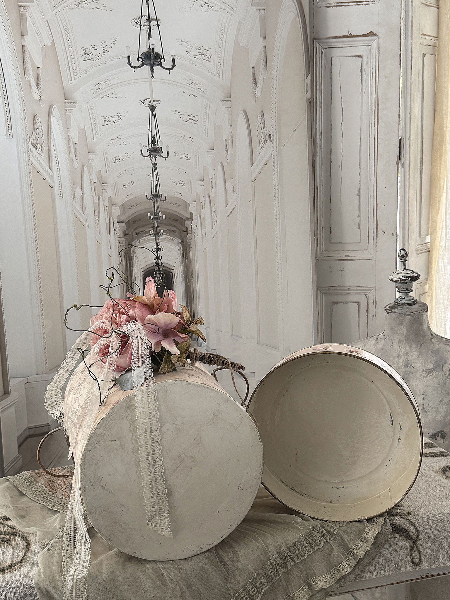 Alte Blechdose mit Rosen – romantisches Vintage-Arrangement