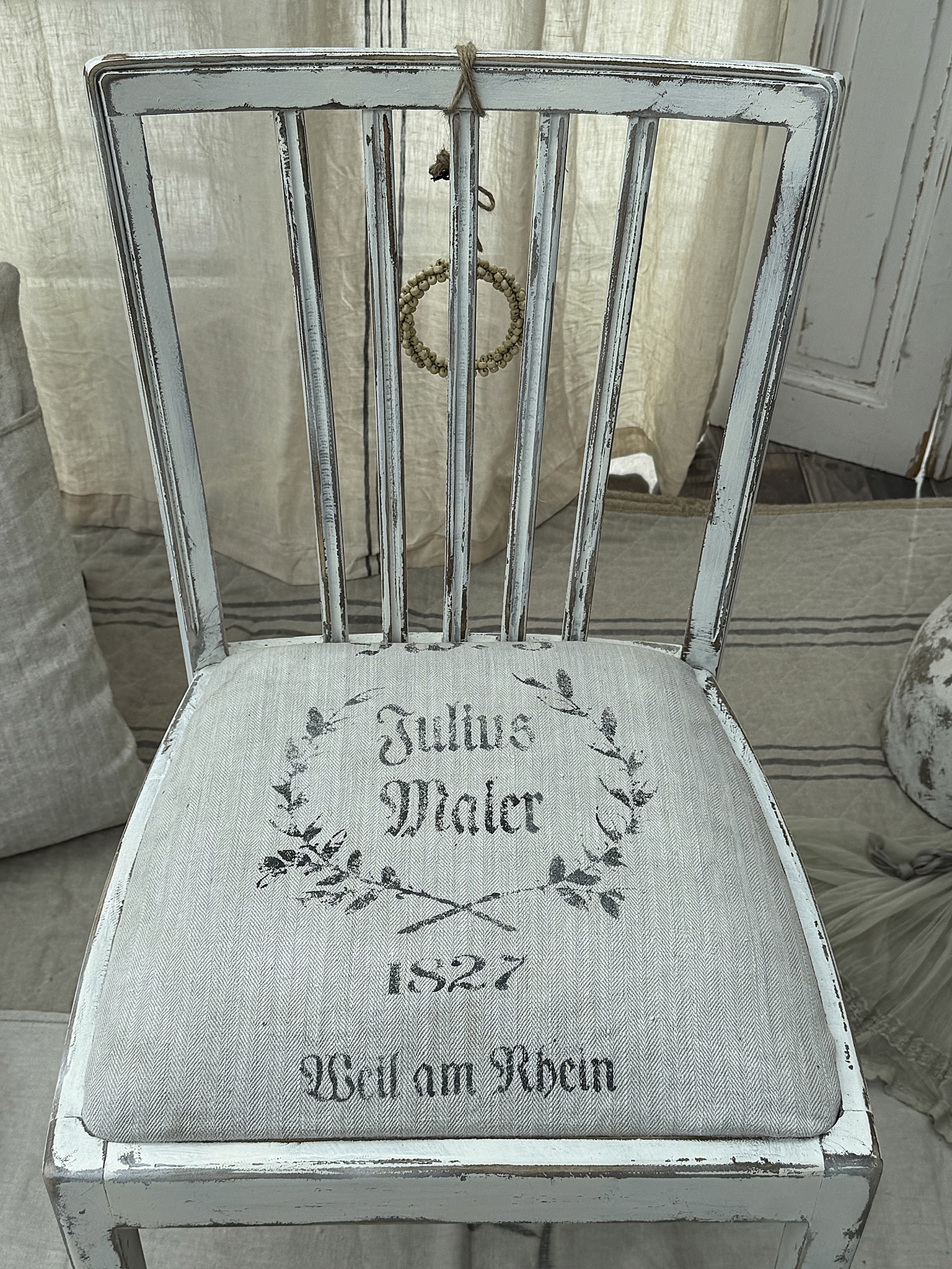 Alter Polsterstuhl mit Bezug aus altem Mehlsack***