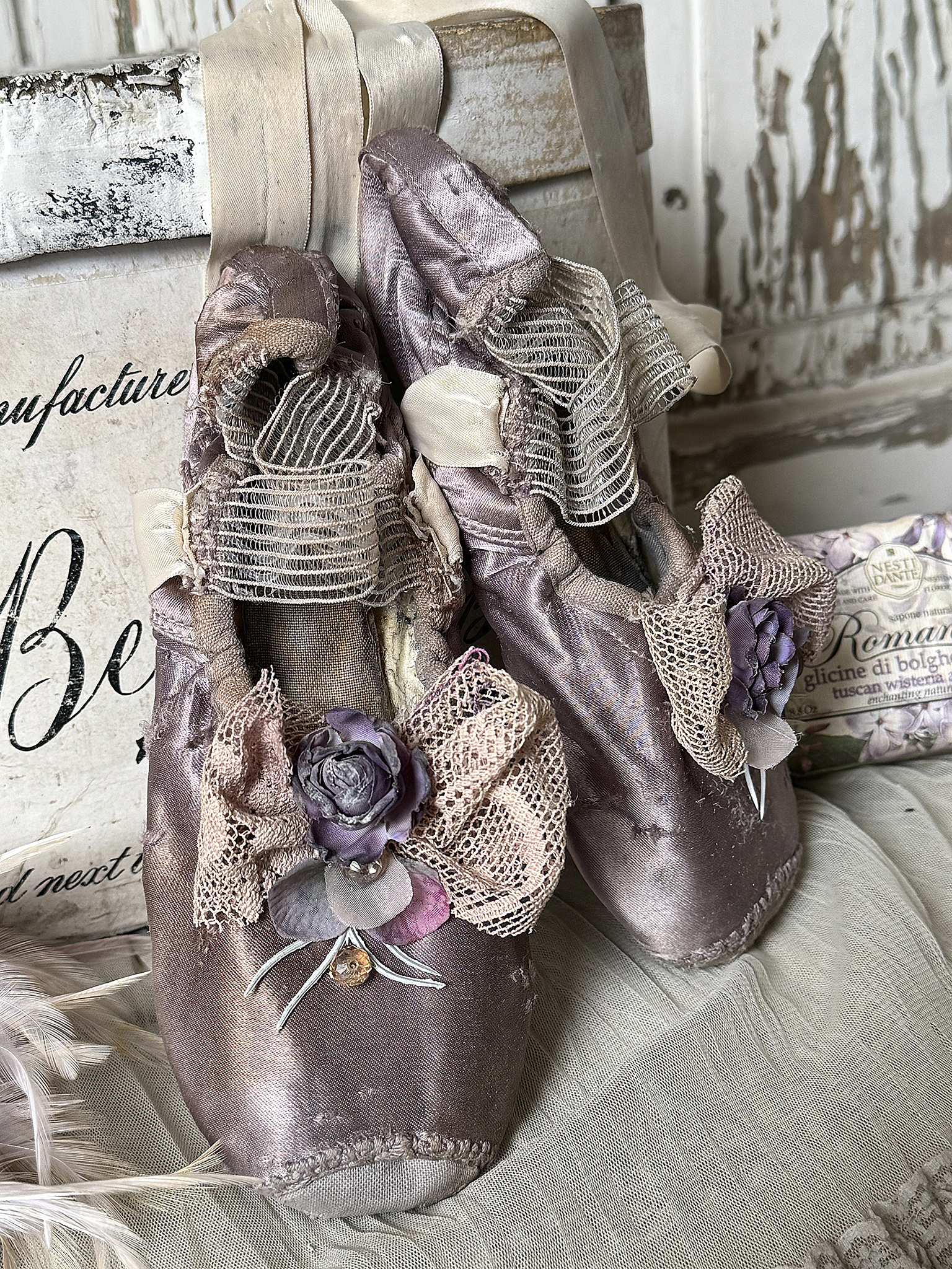 Alte Ballettspitzenschuhe im Malveton- Getanzte Erinnerung 2***