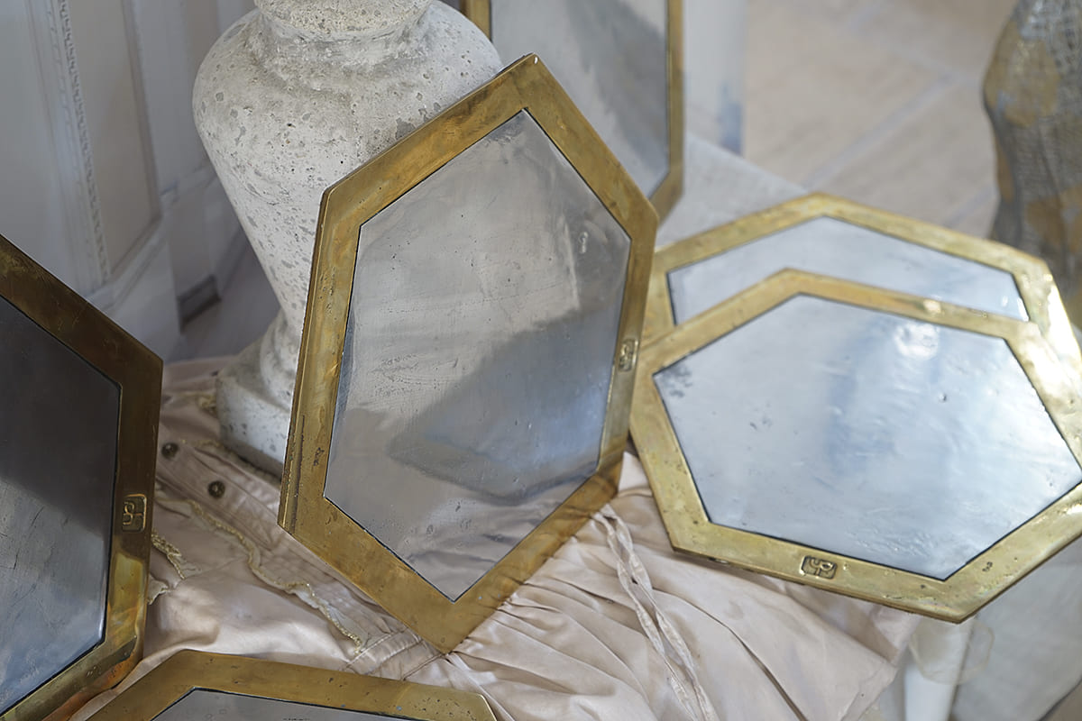 Dekorative hexagonale Spiegel in goldenen Rahmen, ideal für stilvolle Inneneinrichtungen.
