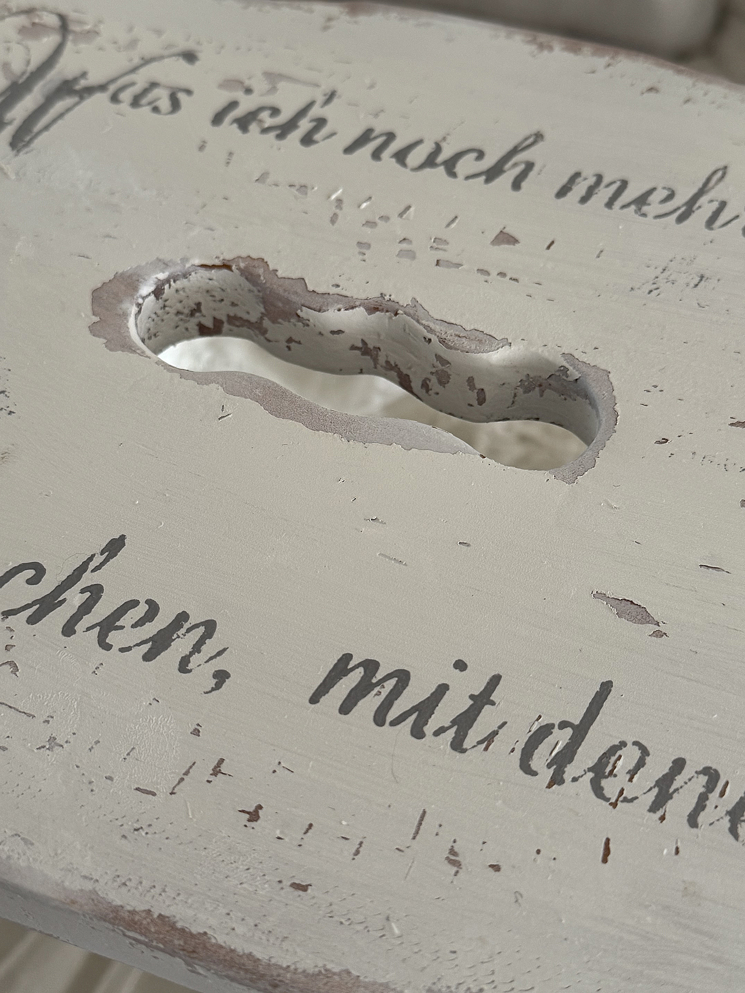 Altes Vollholzbänkchen / Fußhocker mit Charme & Herzensbotschaft***