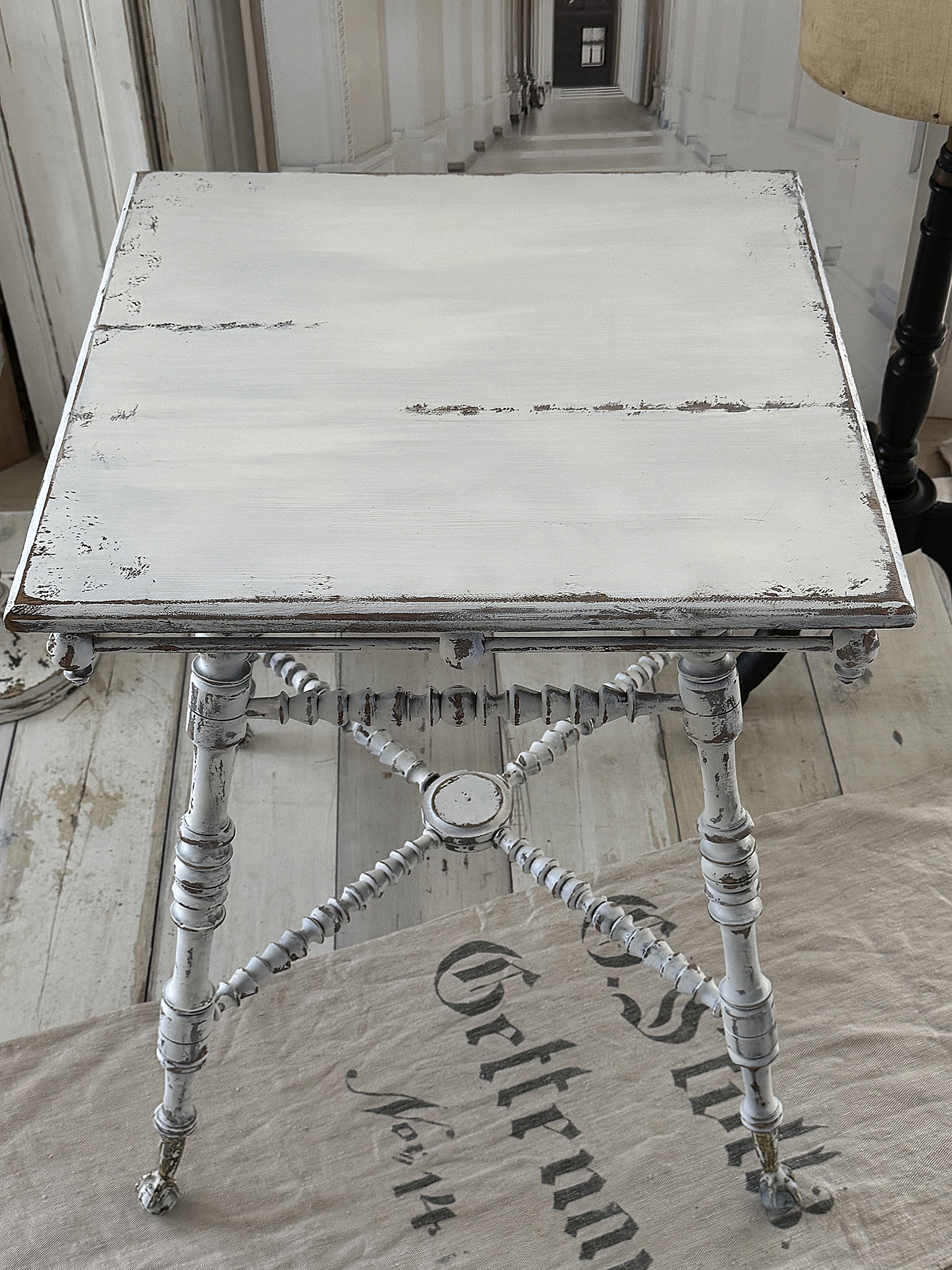 Antiker Shabby Chic Beistelltisch mit Messing-Vogelkrallen und gedrechselten Beinen***