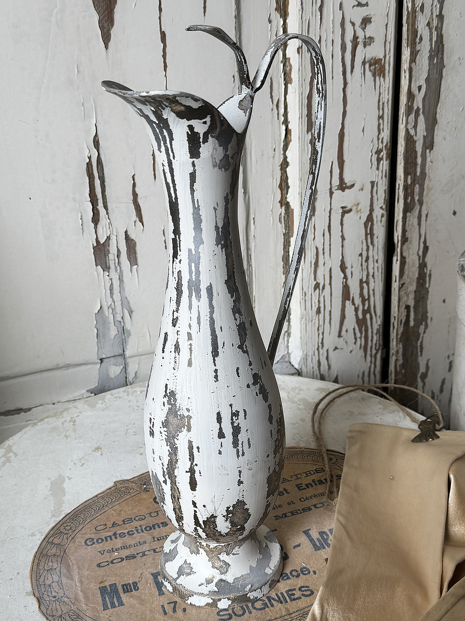 Alte Messingvase im Shabby-Kleid mit zartem Ranunkelstrauß***