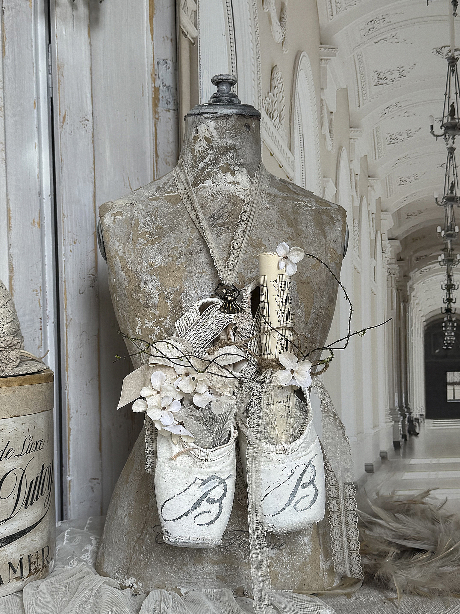 Alte Spitzenschuhe im stilvollen Vintage-Kleid – Nostalgie mit feiner Note***