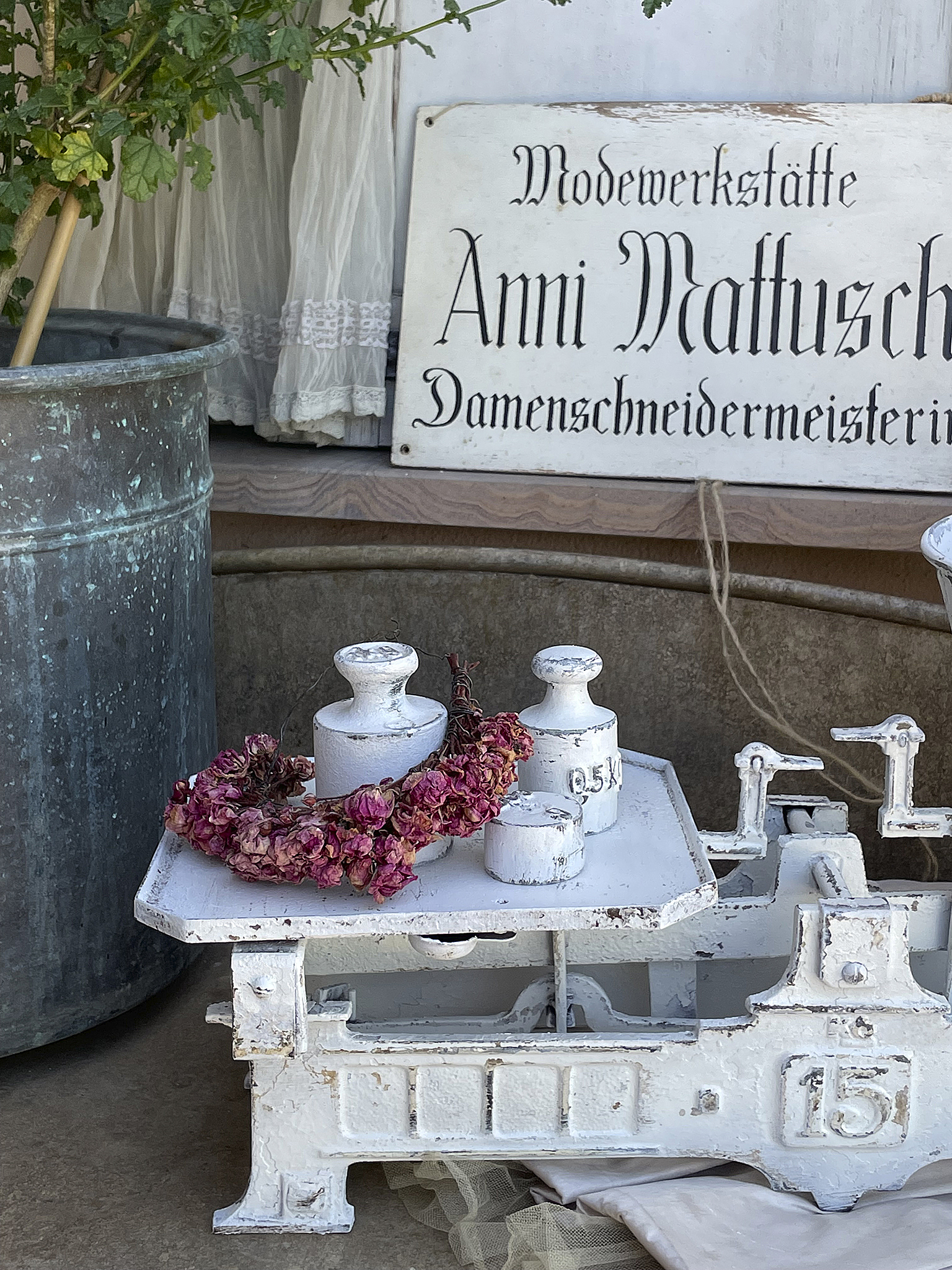 Antike große Balkenwaage im weißen Kleid*** Antike große Balkenwaage im weißen Kleid***
