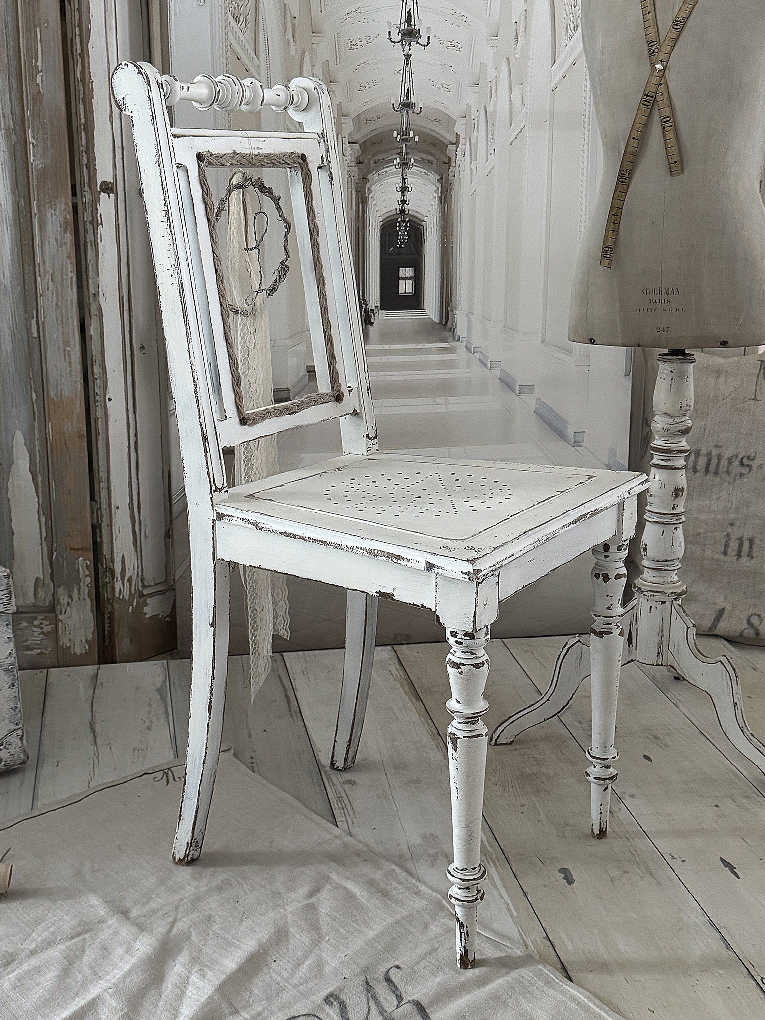 Antiker Gründerzeitstuhl im mattweißen Shabby-Kleid – ein Stück Geschichte mit Charme***