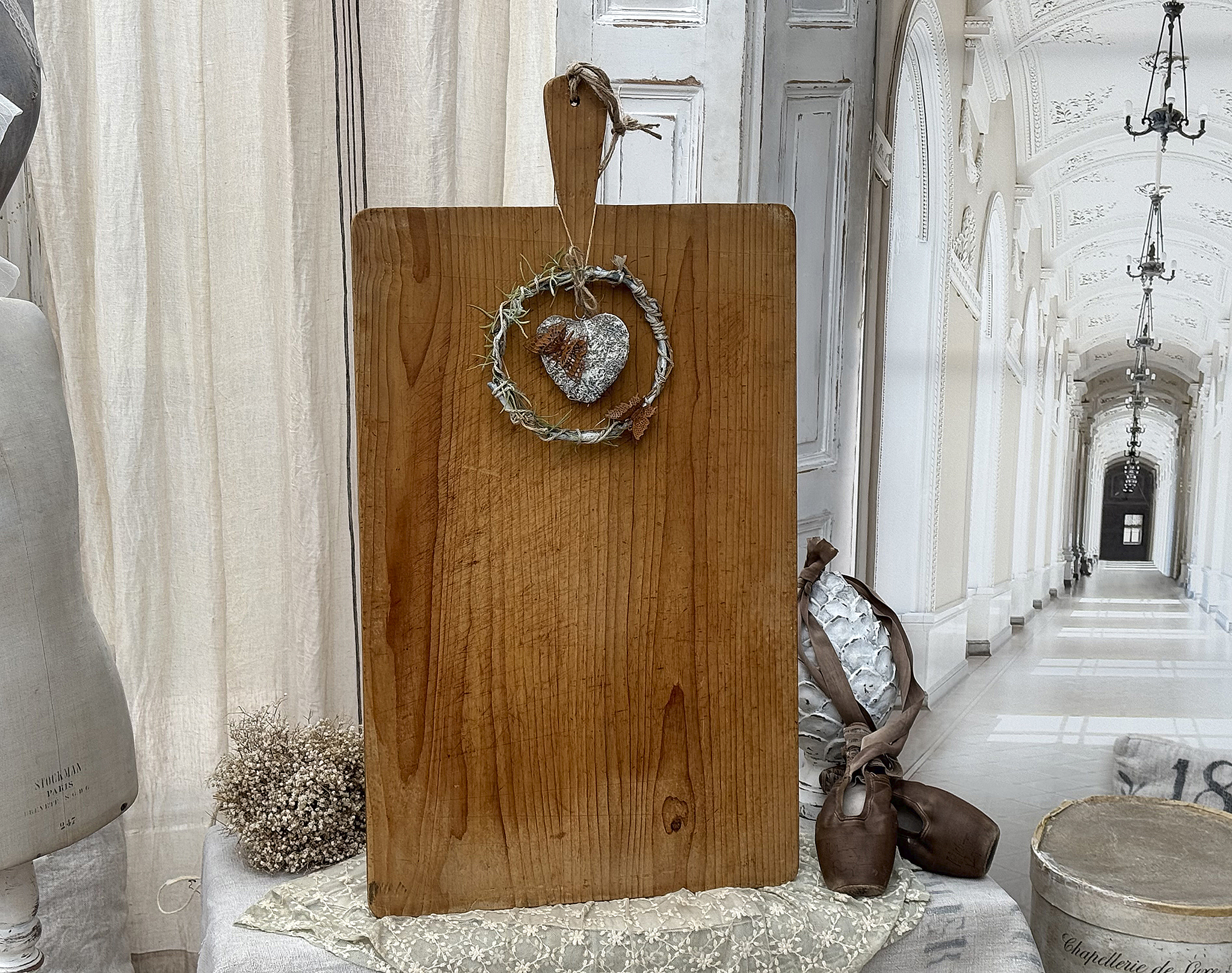 Brocante großes Holzbrett mit Kränzchen – Shabby Chic