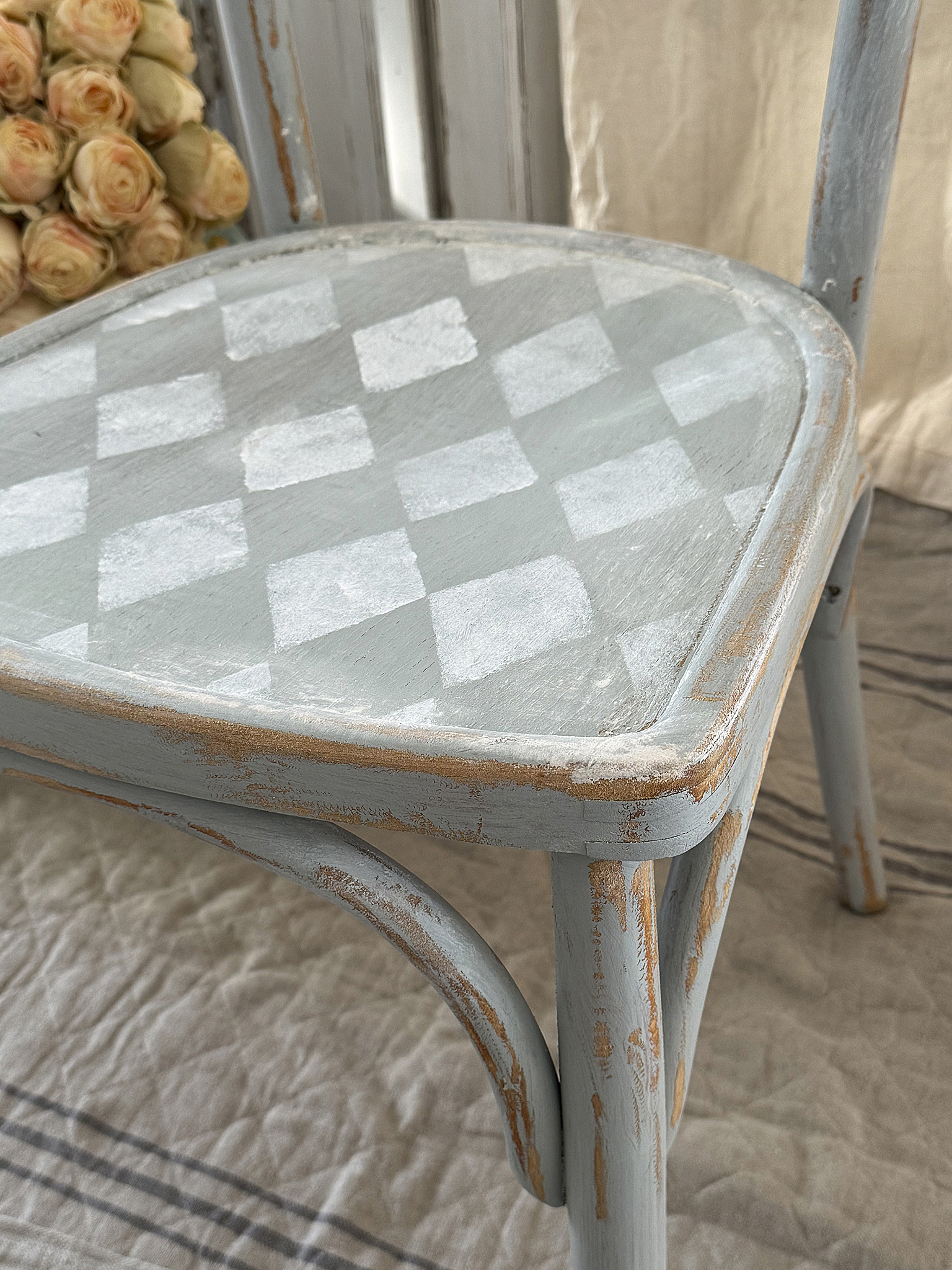 Alter Bugholzstuhl in zartem Salbeigrün*** 