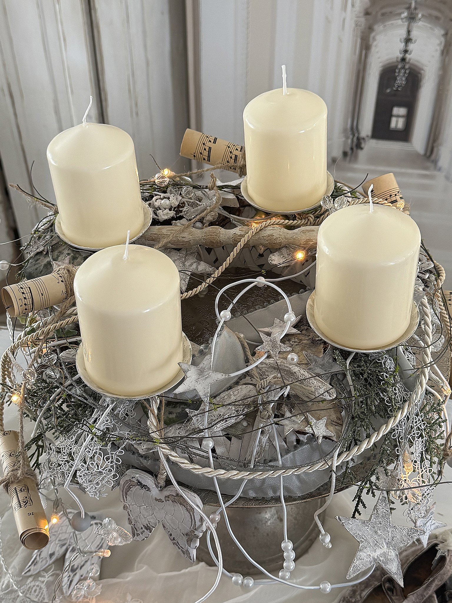 Zauberhafter handgefertigter Adventskranz auf nostalgischer Fußschale – Romantischer Shabby Chic mit Lichterglanz***