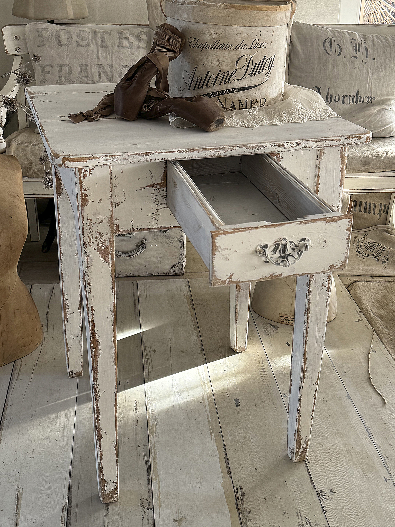 Alter Arbeitstisch / Hochtisch aus Vollholz im weißen Shabbykleid***