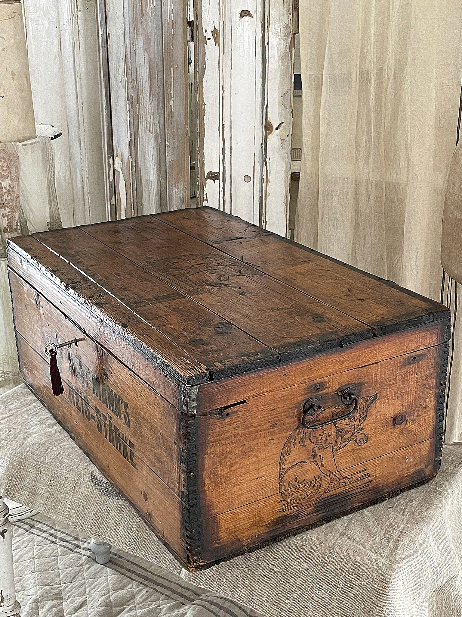 Rustikale Holzkiste mit Katzendruck Holzkiste mit nostalgischem Katzenmotiv und rotem Quast, ideal für Dekoration oder Aufbewahrung