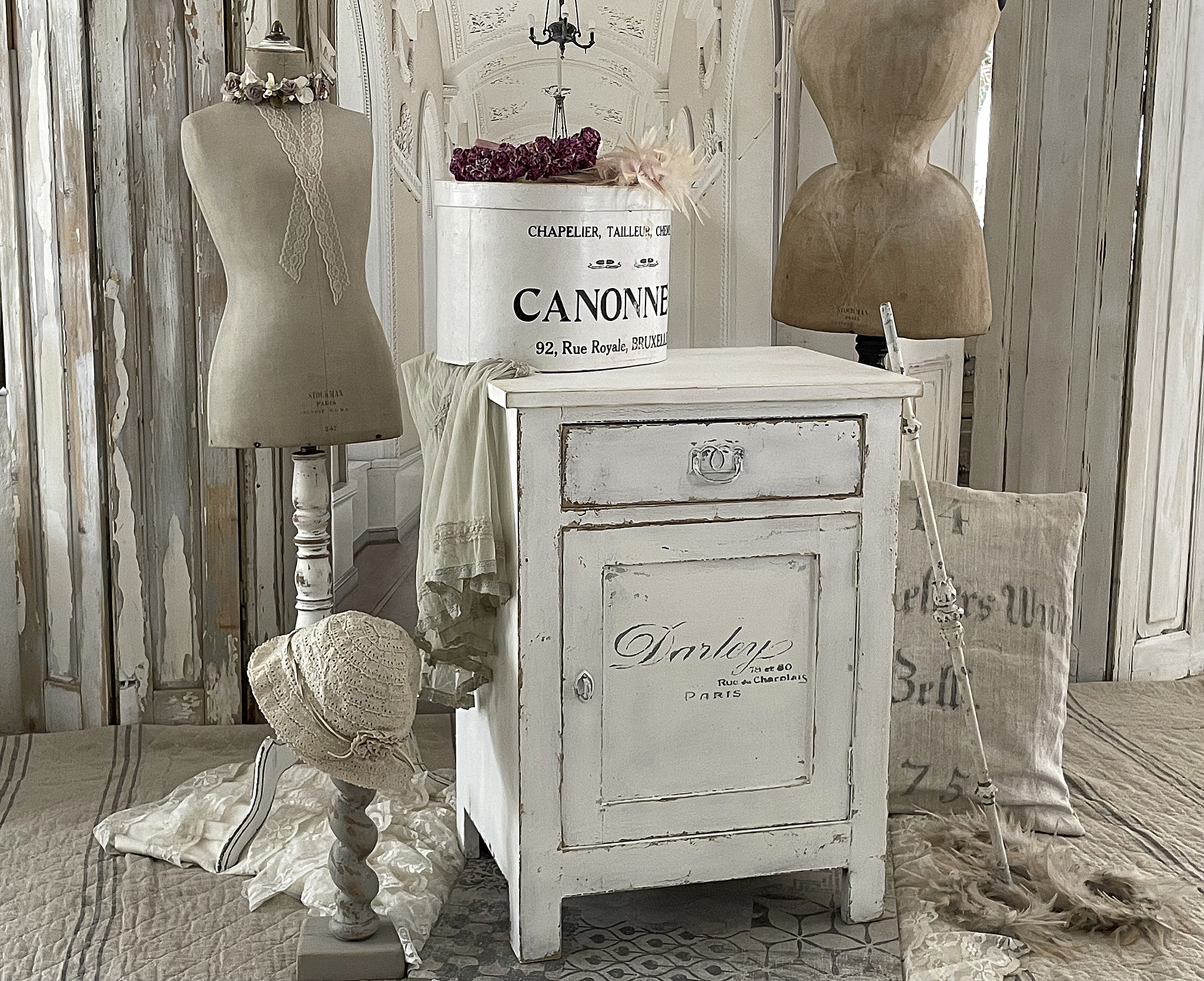 Antiker Beistellschrank in Shabbykleid*** Antiker Beistellschrank in Shabbykleid***