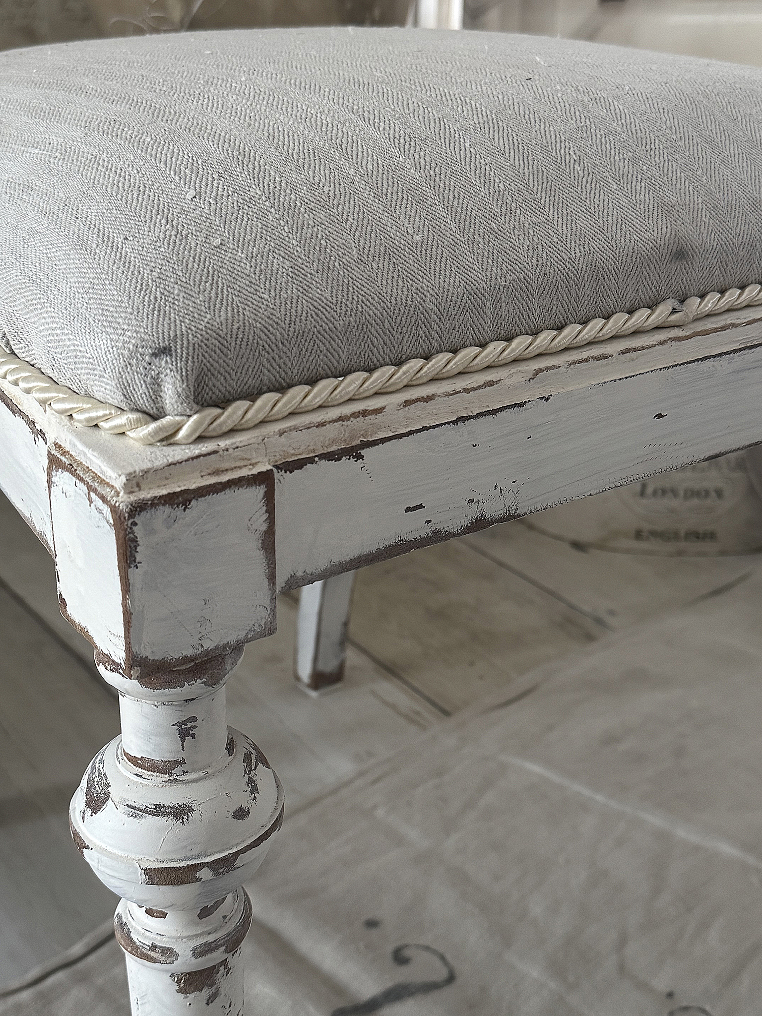  Antiker Polsterhocker mit altem Leinen***
