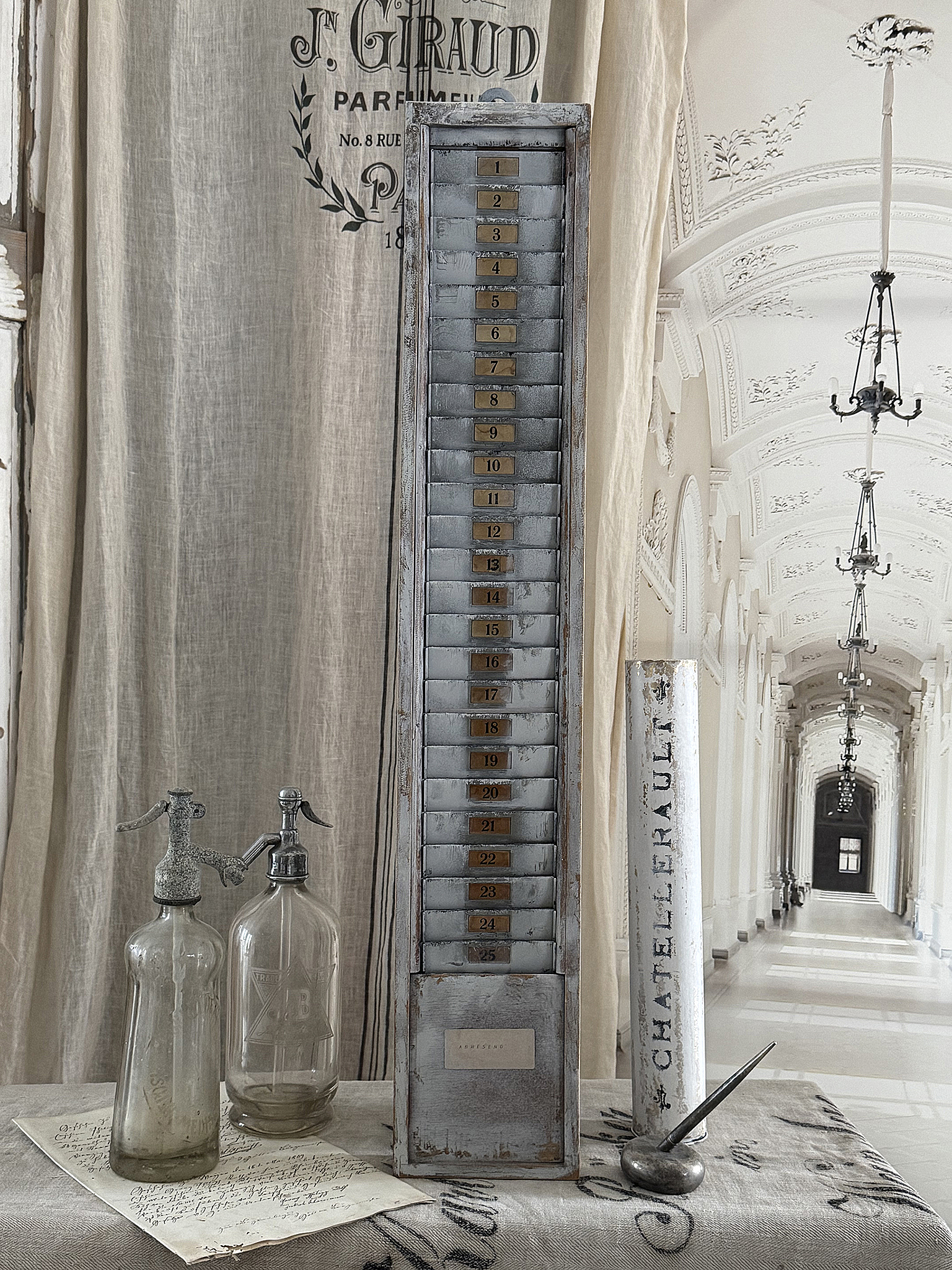 Alter Stempelkartenhalter – authentischer Charme vergangener Zeiten***