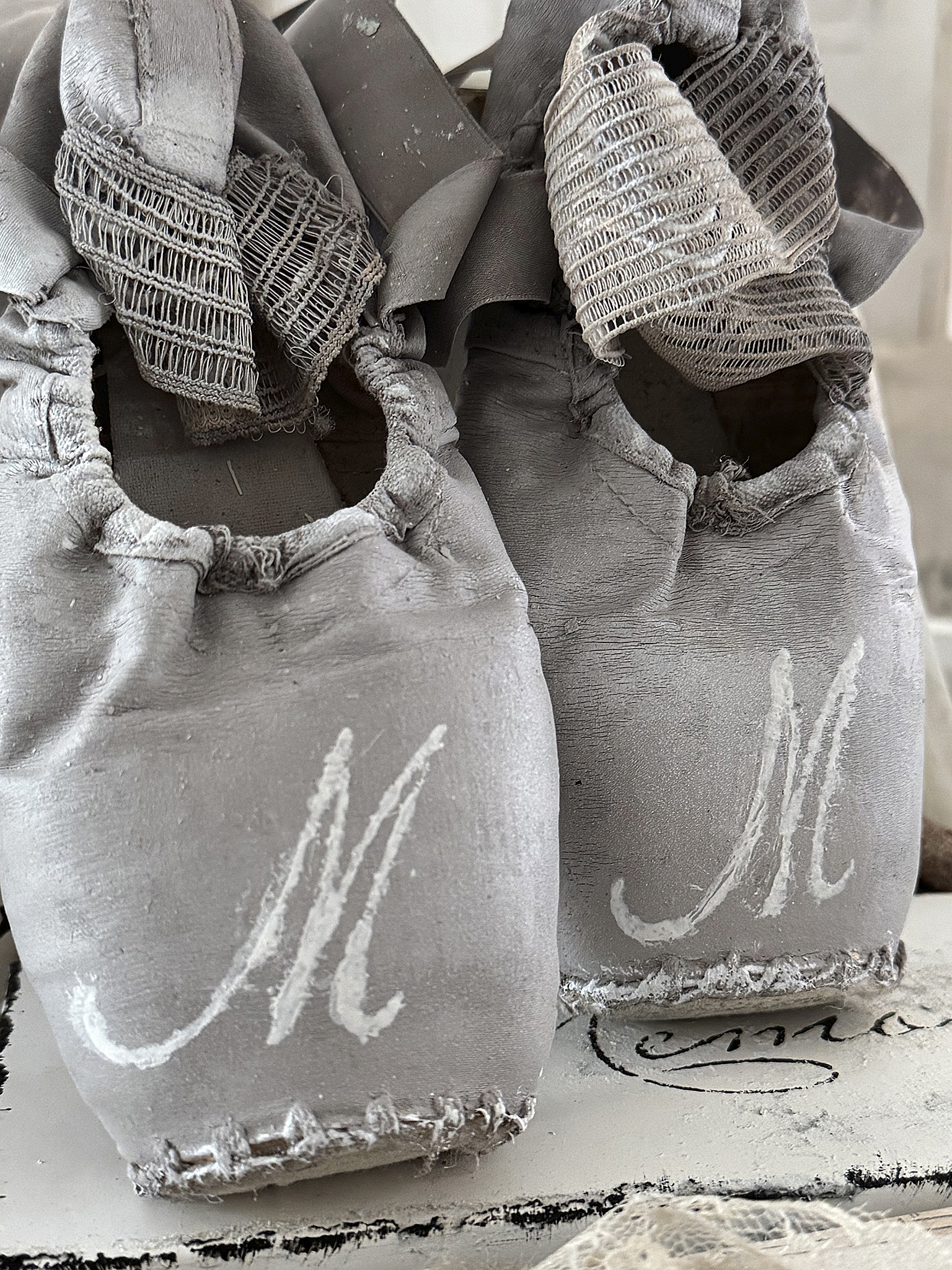 Alte Spitzenschuhe in Taupen – Vintagekleid mit Charme und Charakter***