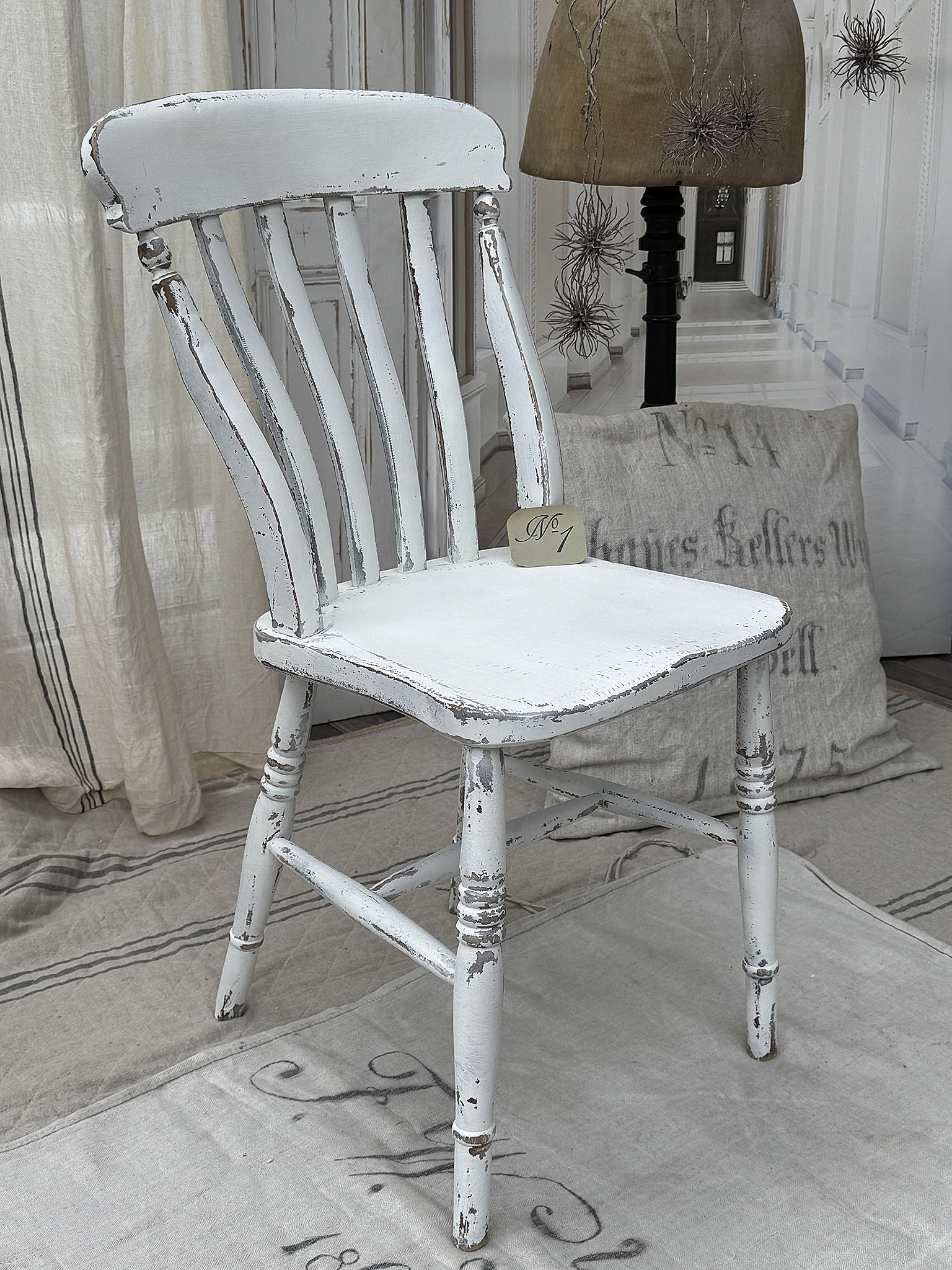 Reizender alter Bauernstuhl im weißen Shabby-Kleid