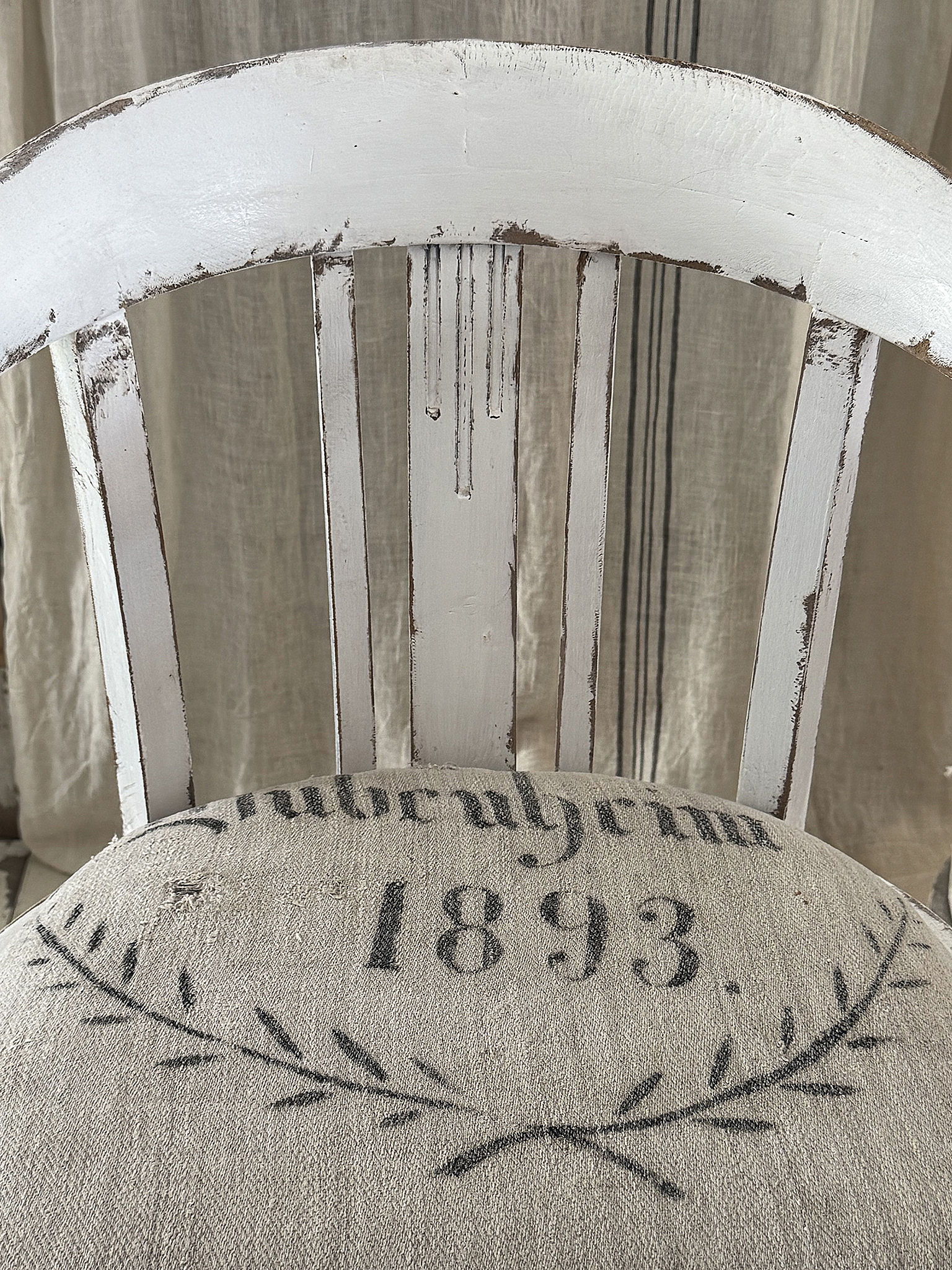 Großer Armlehnstuhl mit antikem Leinensack-Bezug von 1893 im Shabby Chic***