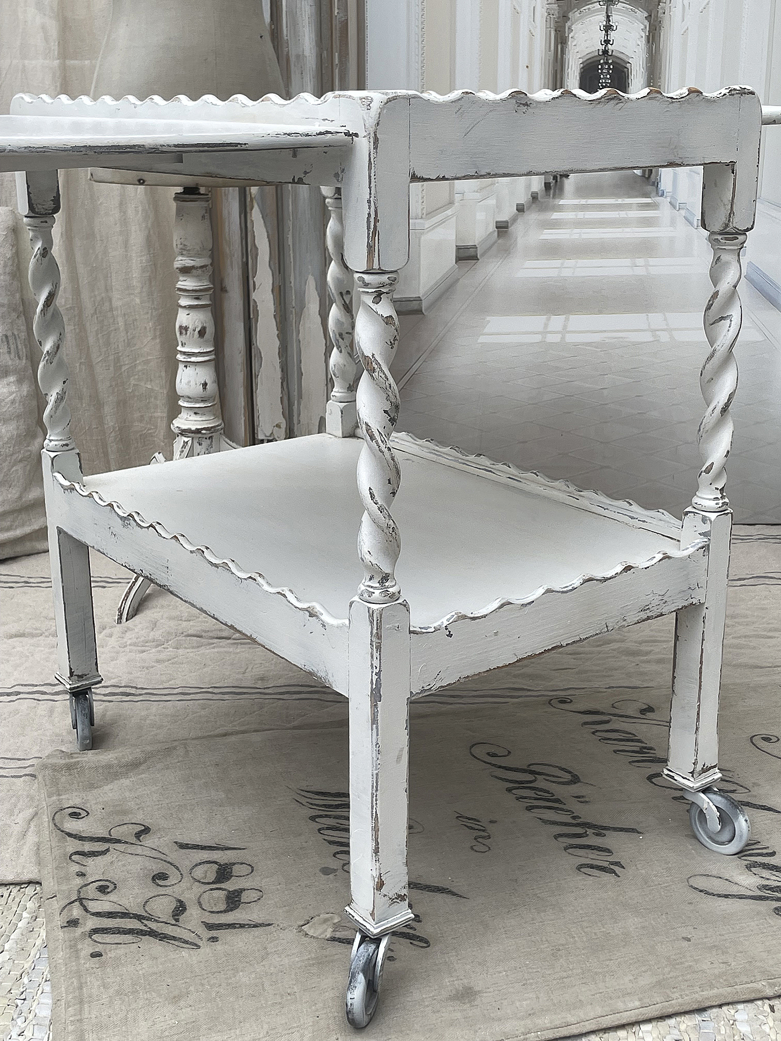 Eleganter Beistelltisch im Vintage-Stil mit Rollen Beistelltisch im Vintage-Stil mit gedrehten Beinen und zwei Ebenen, ideal für jede Einrichtung.