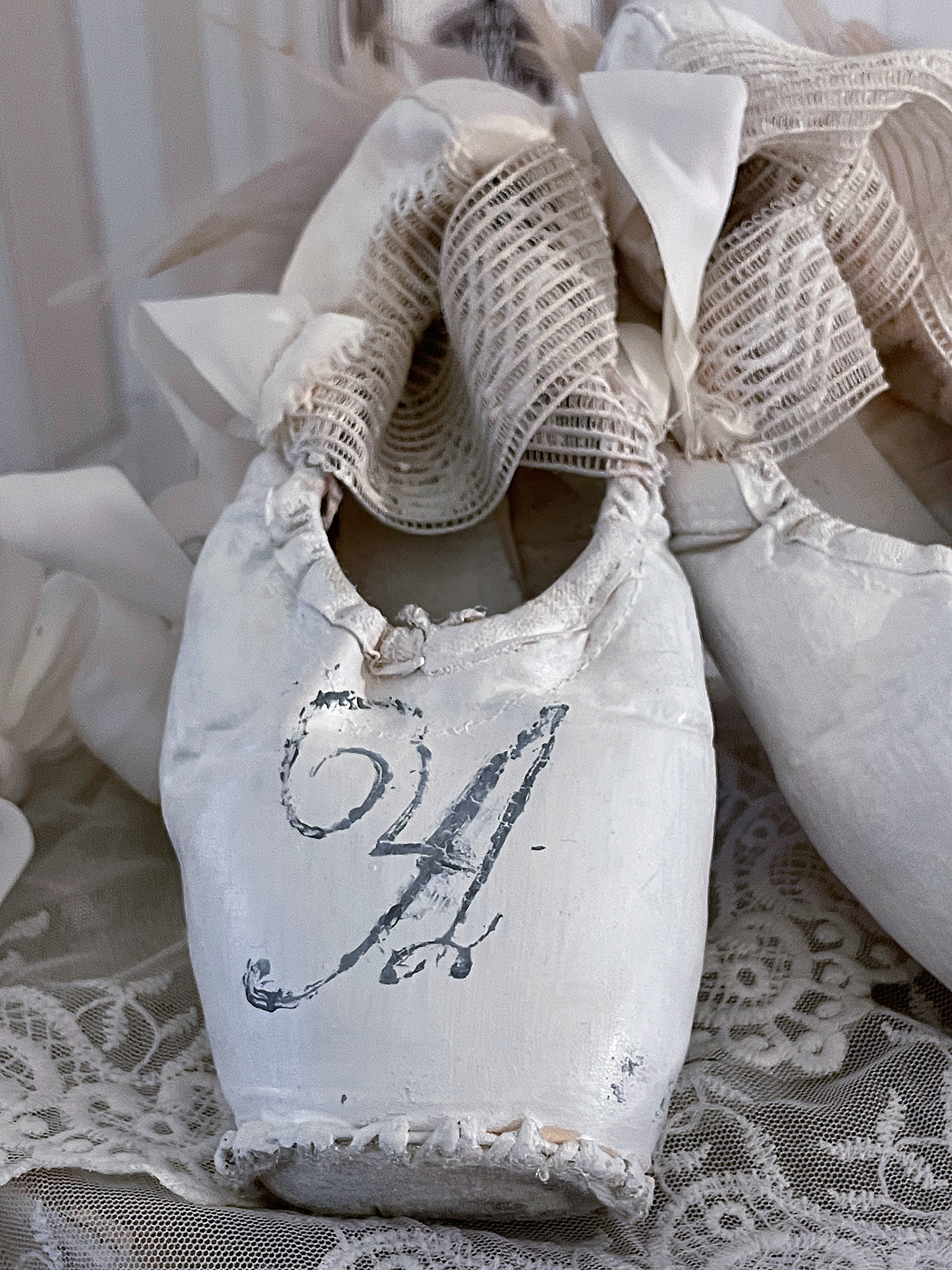 Alte Spitzenschuhe im weißen Vintagekleid A*** Alte Spitzenschuhe im weißen Vintagekleid A***