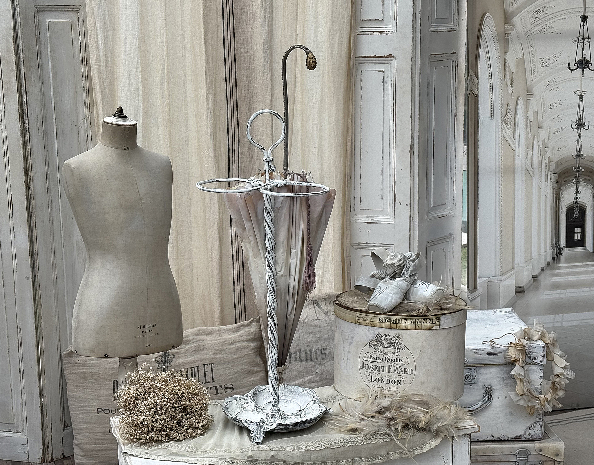 Vintage Dekoration mit Regenschirm und Schneiderpuppe Stilvolle Vintage-Dekoration mit einem Regenschirm, einer Schneiderpuppe und nostalgischen Accessoires