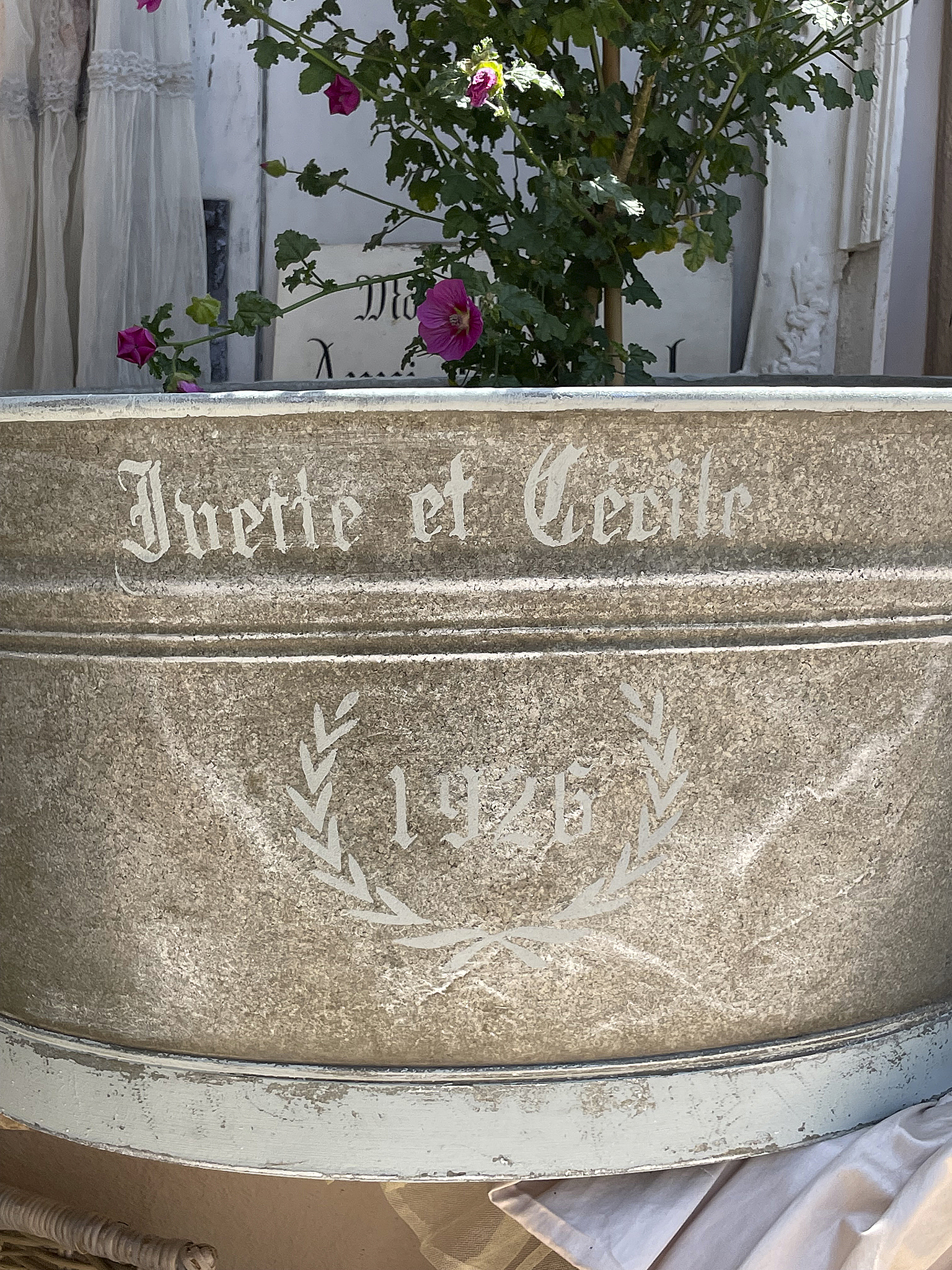 Edelstahlwaschbecken mit den Worten 'Ivette et Cécile' und dem Jahr 1926 Vintage Edelstahlwaschbecken mit floralem Design, beschriftet mit 'Ivette et Cécile' und dem Jahr 1926.
