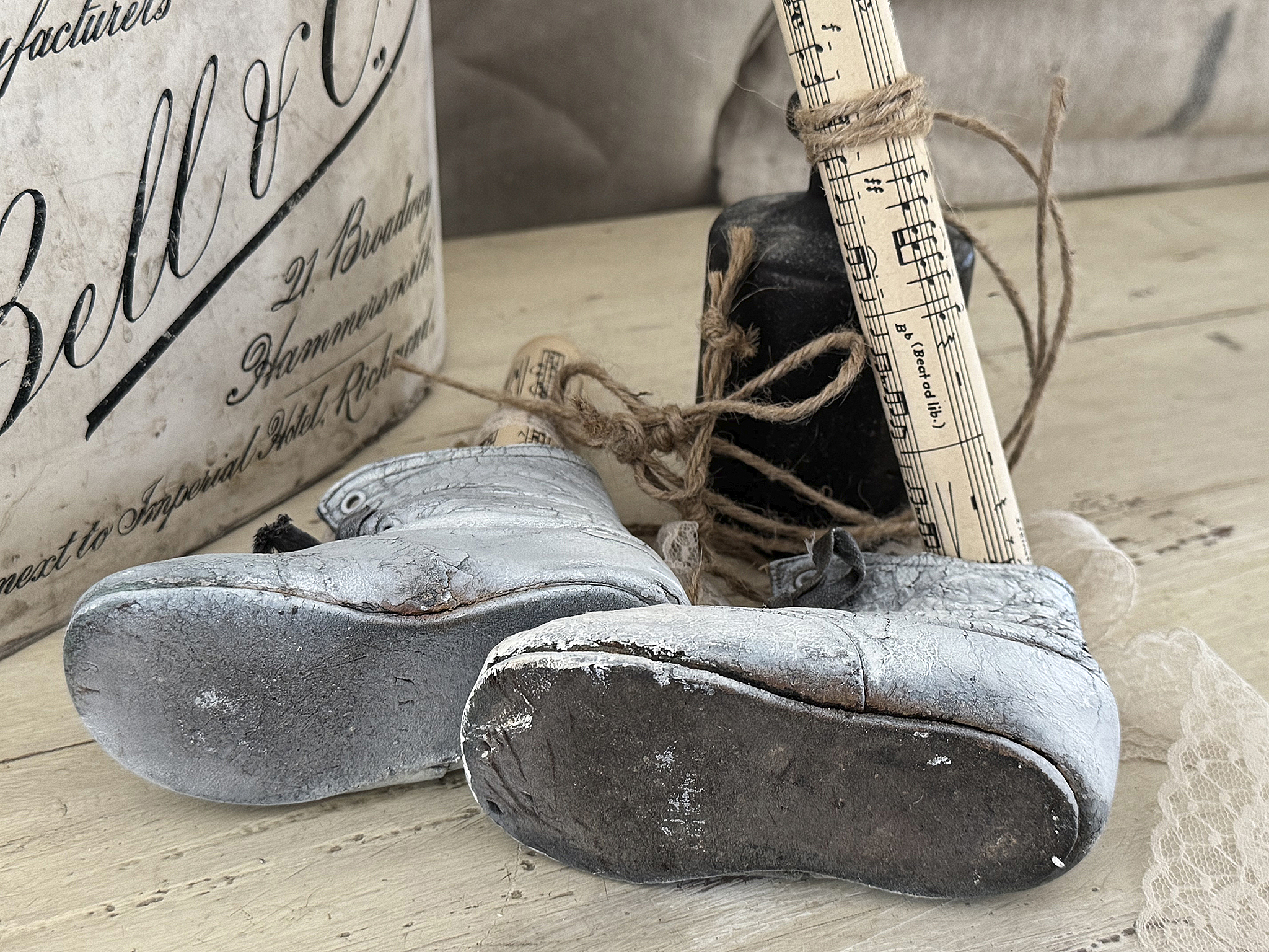 Antike Kinderschuhe mit Vintage-Deko*** Antike Kinderschuhe mit Vintage-Deko***