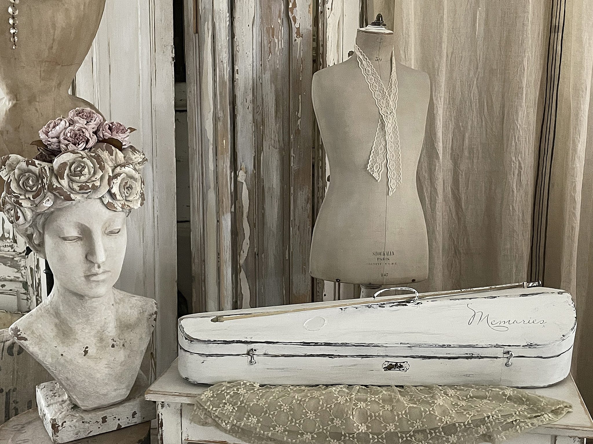 Dekorative Vintage-Details für ein stilvolles Zuhause Skulptur, Stoffpuppe und dekorative Box in einem stilvollen Raum