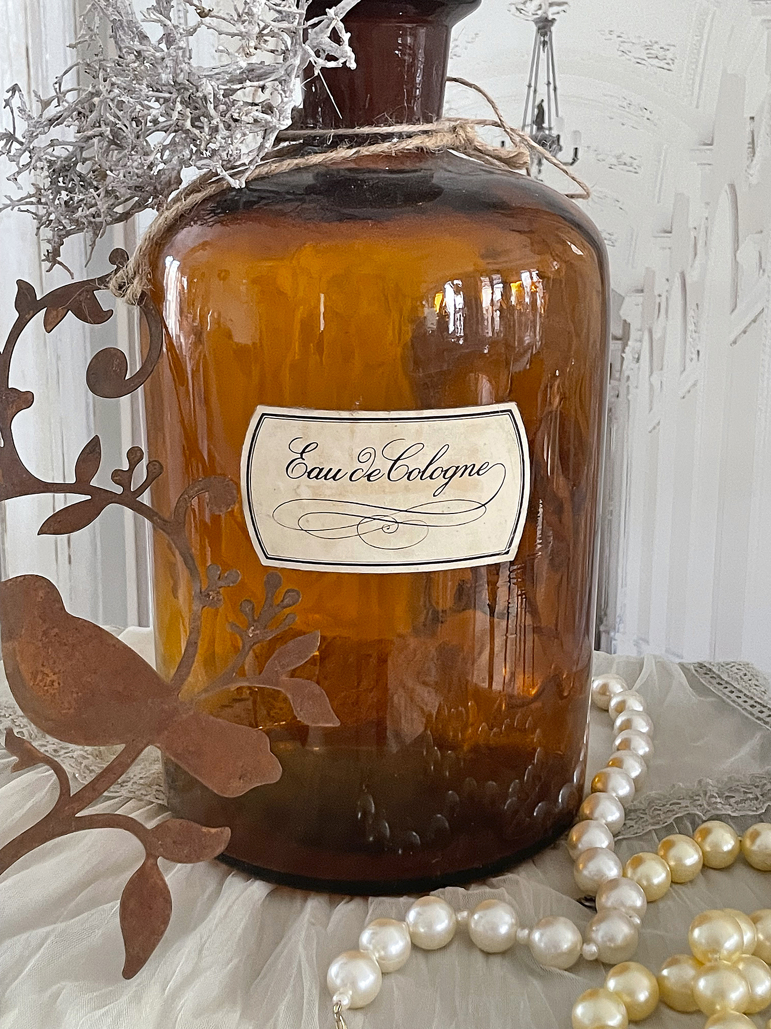 Vintage Eau de Cologne Flasche mit edler Dekoration Braune Glasflasche für Eau de Cologne, geschmückt mit einer Schnur und silberner Deko