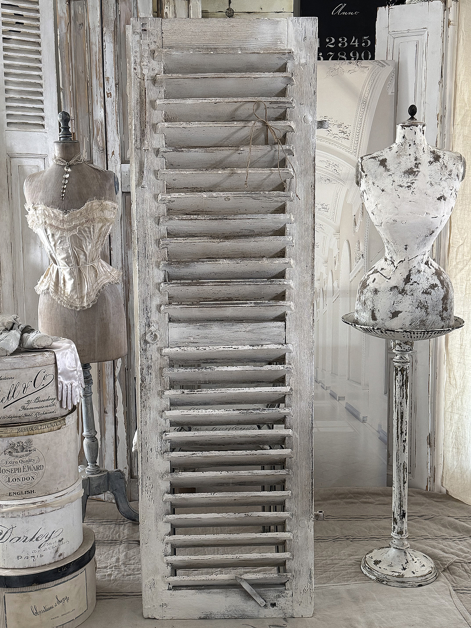 Dekorativer Lamellenladen mit Patina & Metallstab – Shabby-Chic*** Dekorativer Lamellenladen mit Patina & Metallstab – Shabby-Chic***