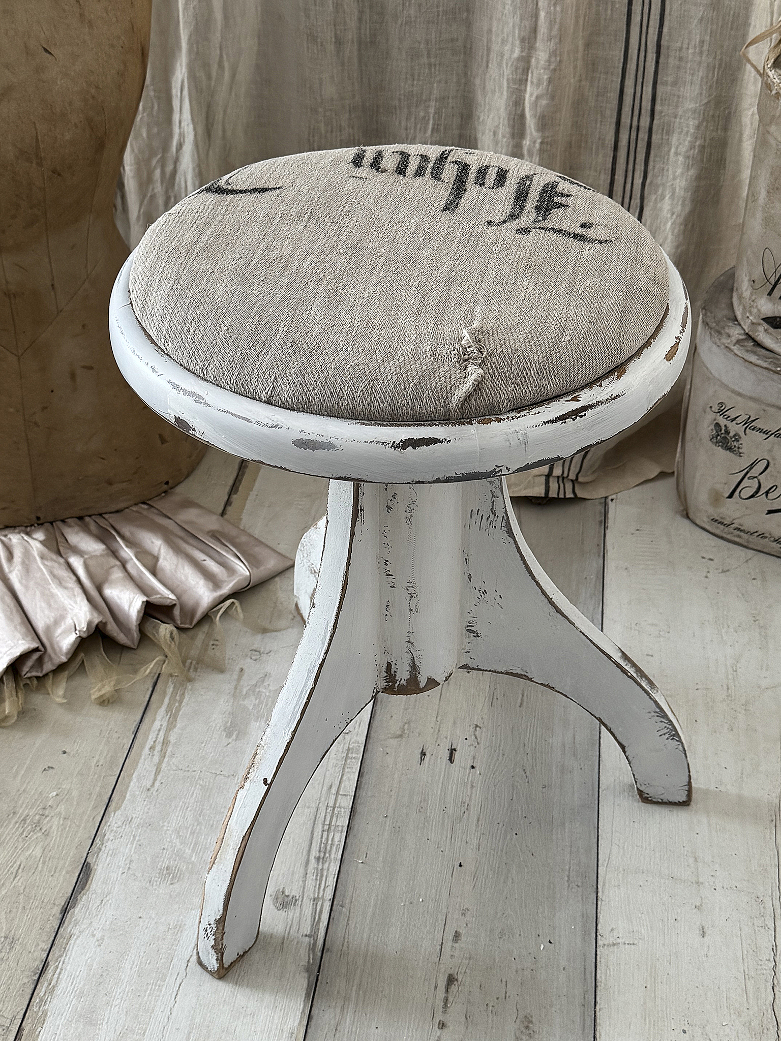 Alter Klavierhocker im Shabby Chic mit originalem Leinensack-Bezug***