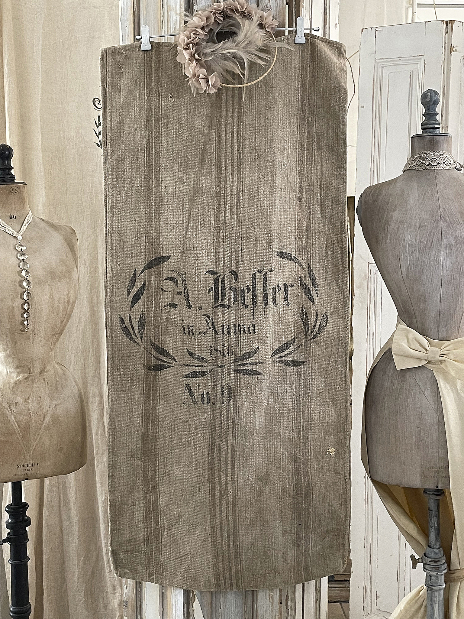 Vintage Stoff mit Aufdruck A. Becker no. 9 Antiker Stoff mit dem Schriftzug A. Becker in einem dekorativen Design