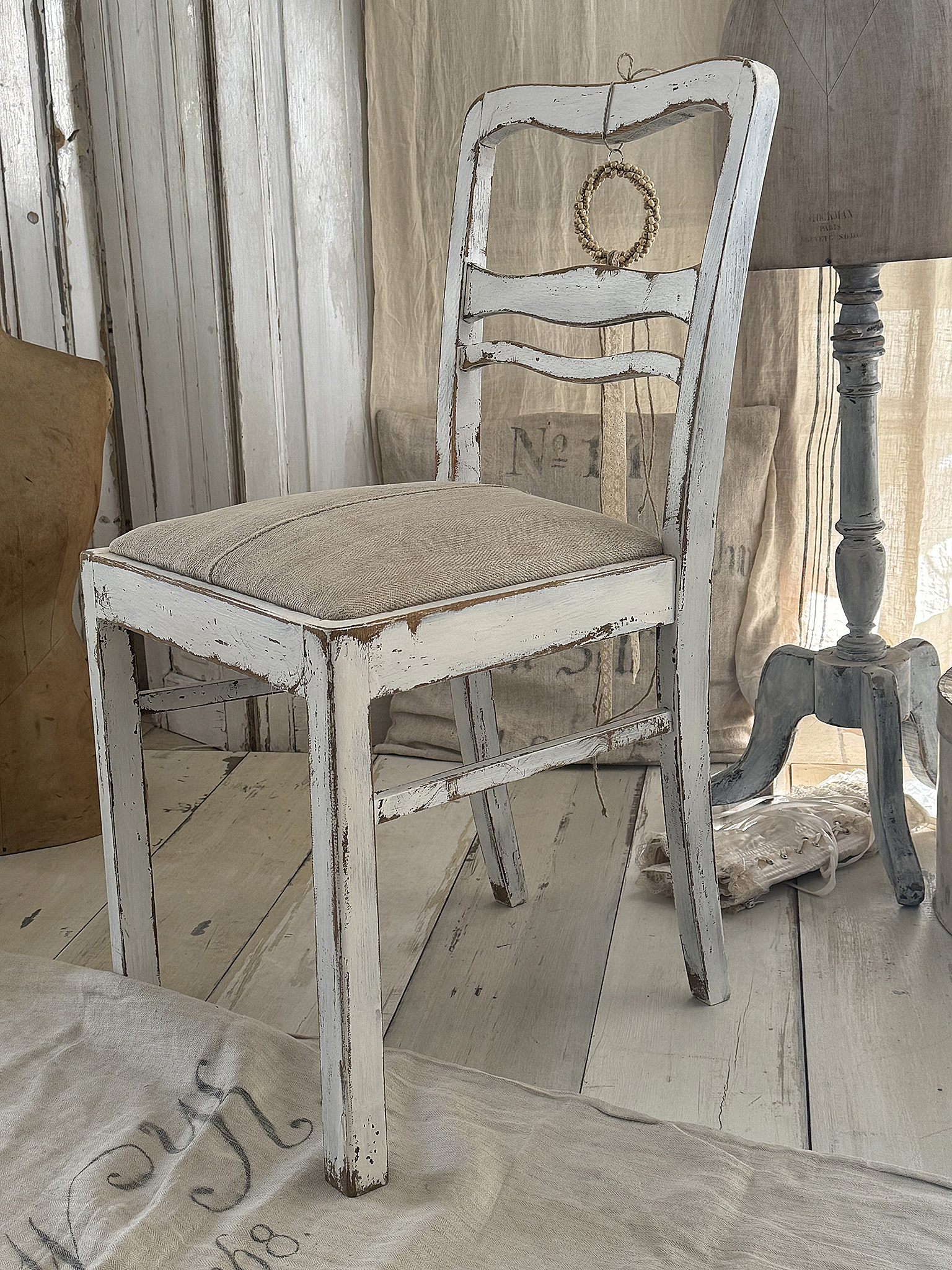 Schöner Polsterstuhl mit Bezug aus altem Leinensack***
