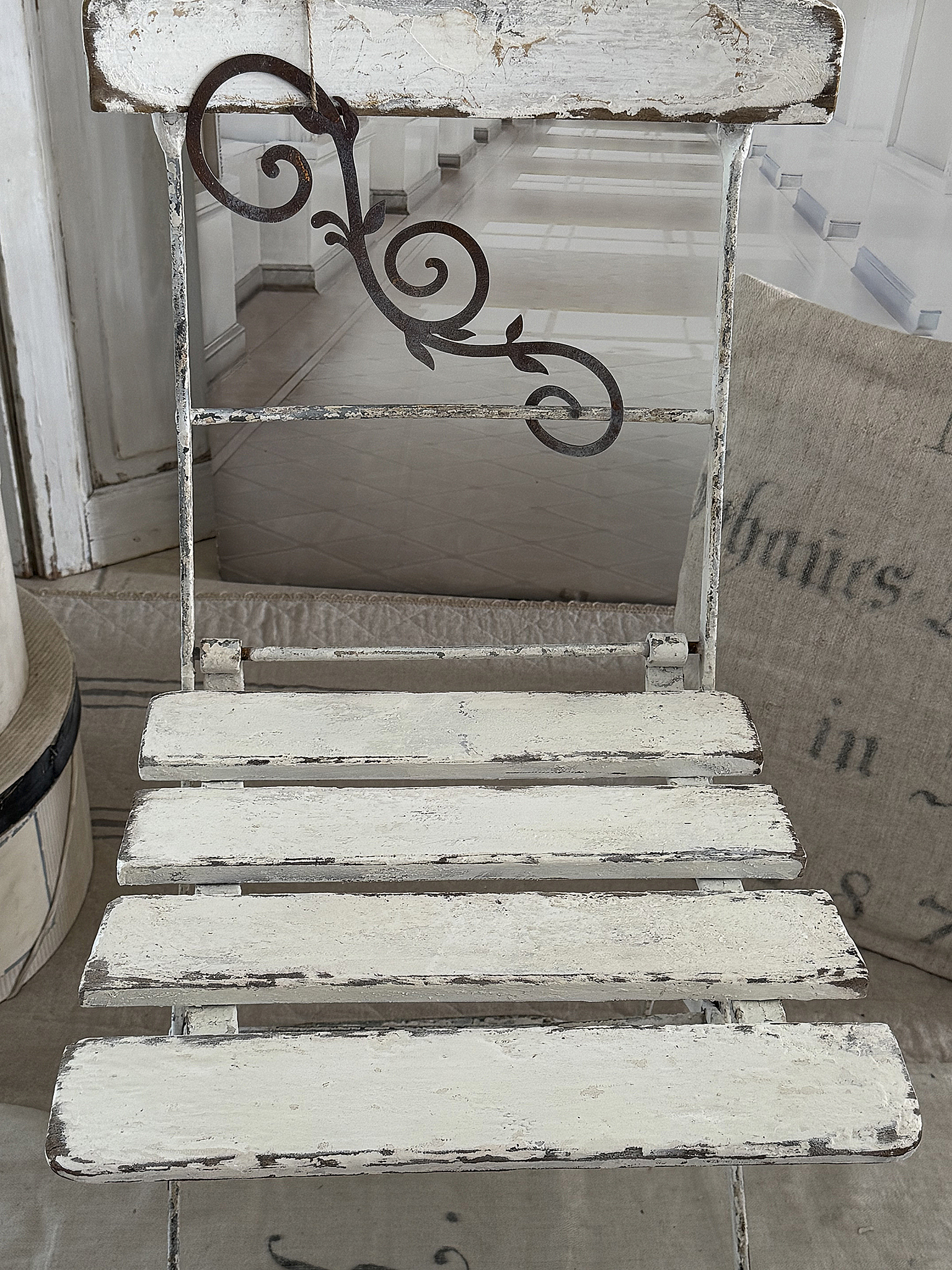 Alter Klappstuhl im weißen Shabby-Look – mit liebevollen Details & Patina***