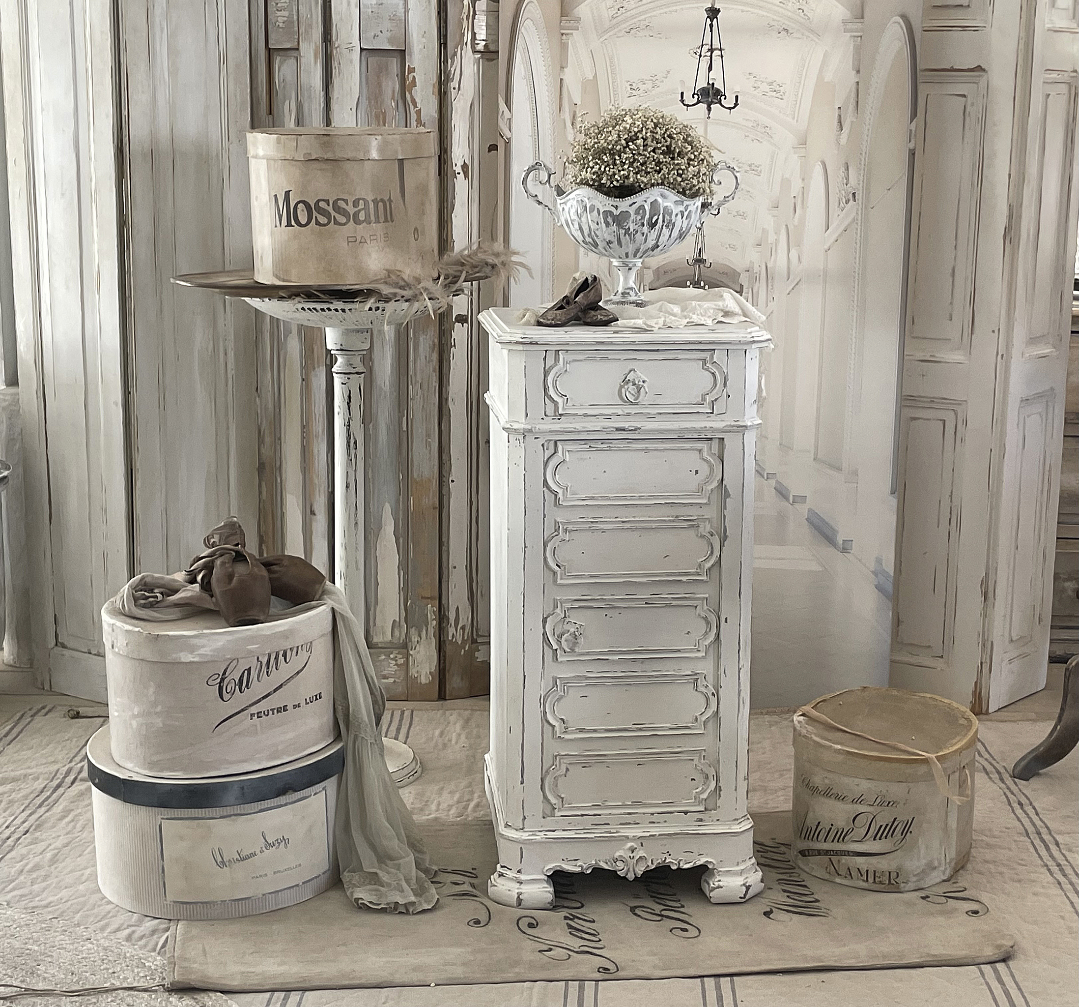 Antiker Säulenschrank im weißen Kleid*** Antiker Säulenschrank im weißen Kleid***