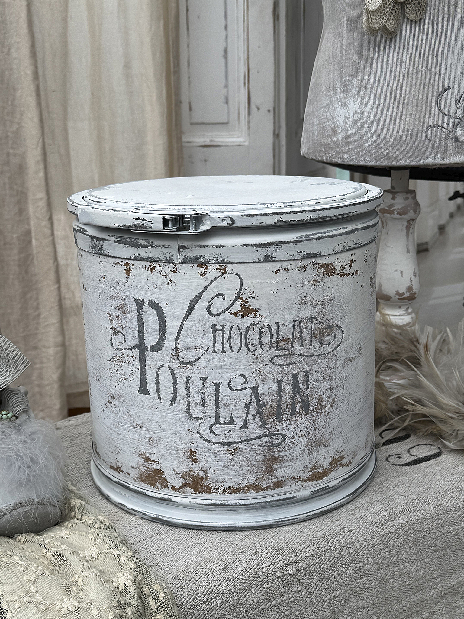 Vintage Aufbewahrungsdose für Schokolade von Poulain Dekorative, rustikale Dose aus Metall mit der Beschriftung Chocolat Poulain