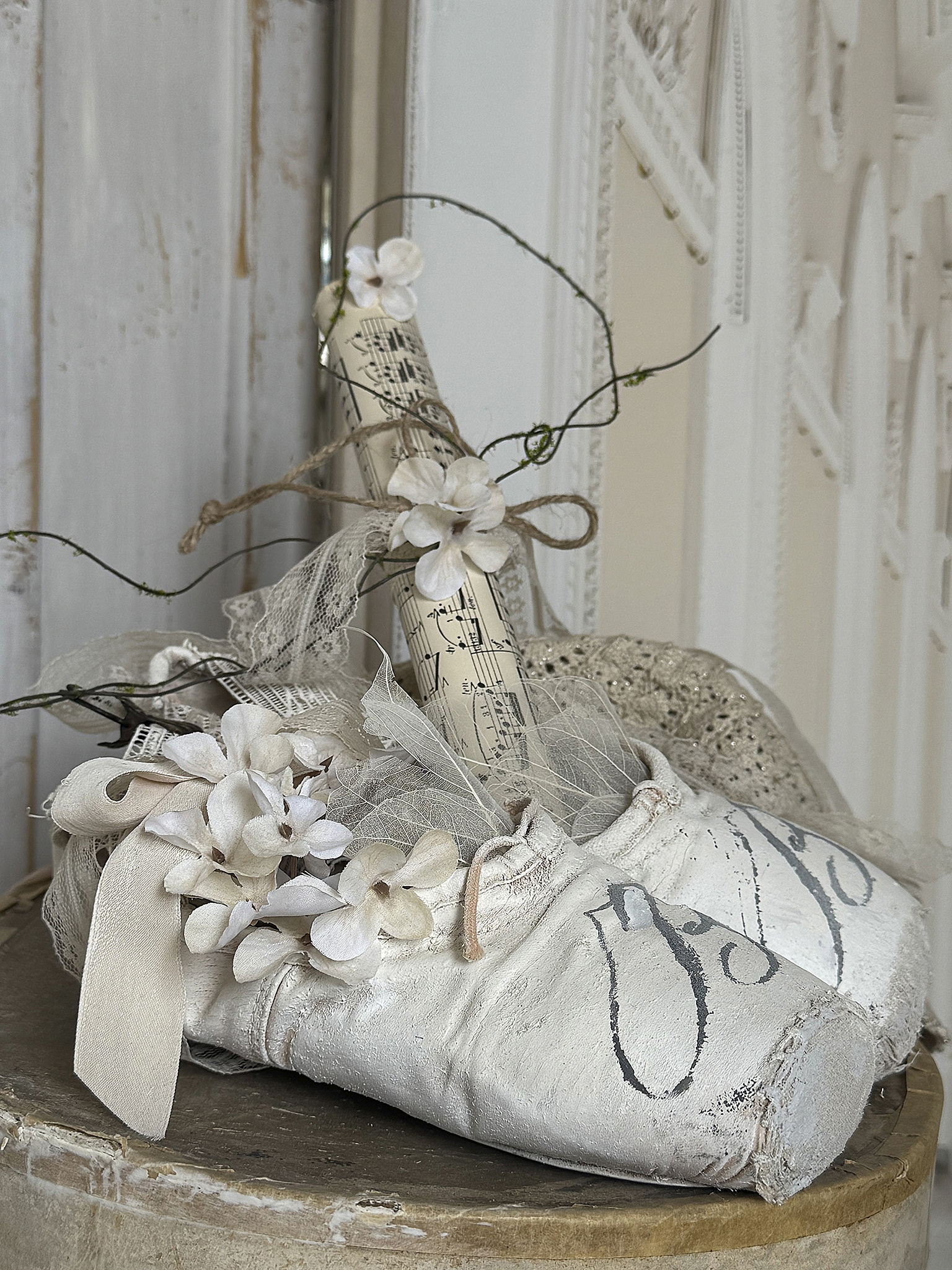 Alte Spitzenschuhe im stilvollen Vintage-Kleid – Nostalgie mit feiner Note***