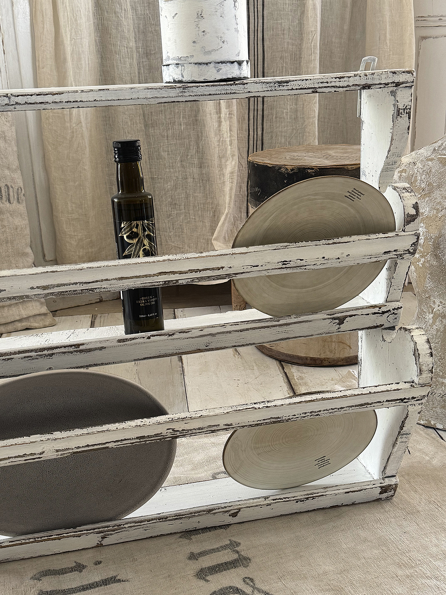 Altes Tellerregal aus Vollholz – authentische Patina mit zeitlosem Charme“***