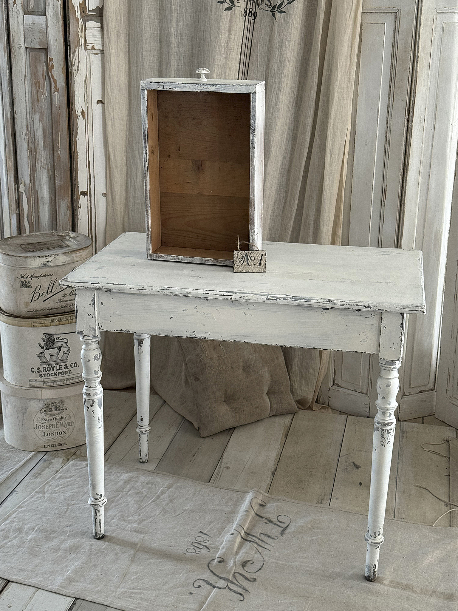 Alter kleiner Esstisch im Shabbykleid***