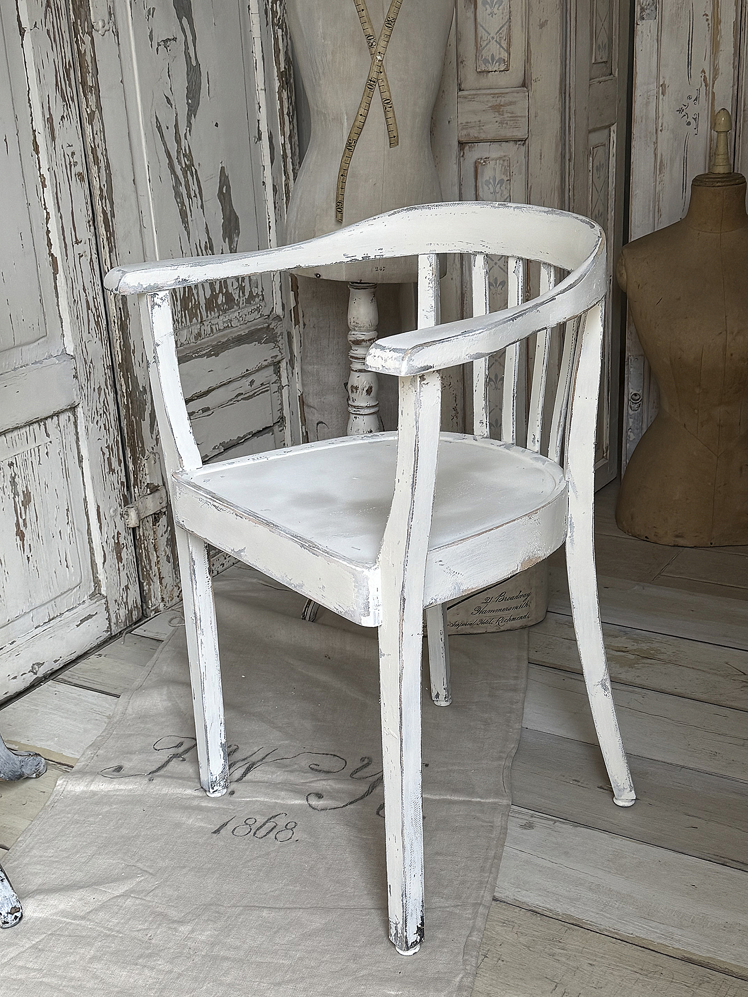 Alter Armlehnenstuhl Bauhaus im weißen Shabbykleid***