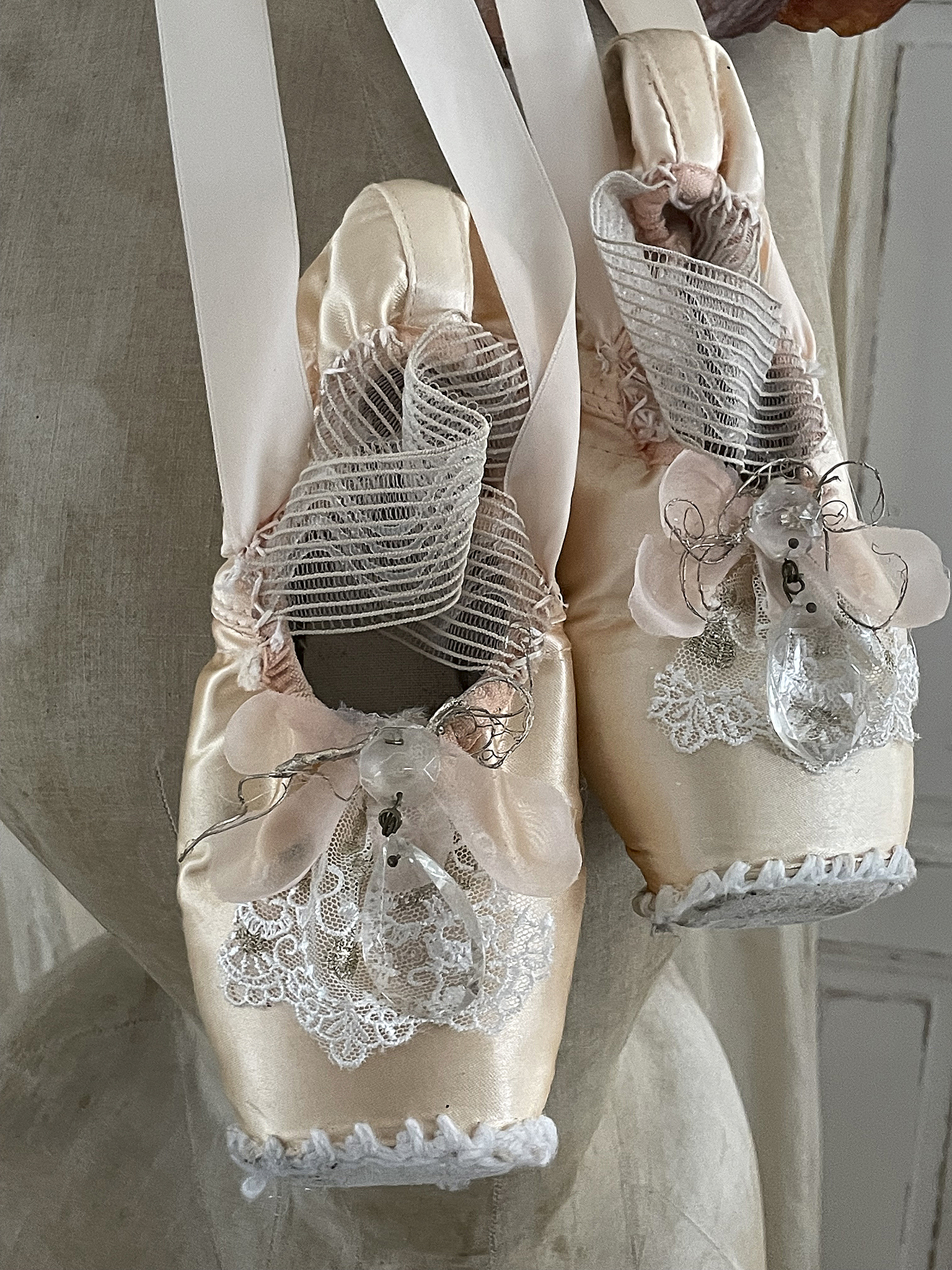 Elegante Ballettschuhe mit zarten Verzierungen Handgefertigte Ballettschuhe in cremefarben mit Spitzen und Bändern