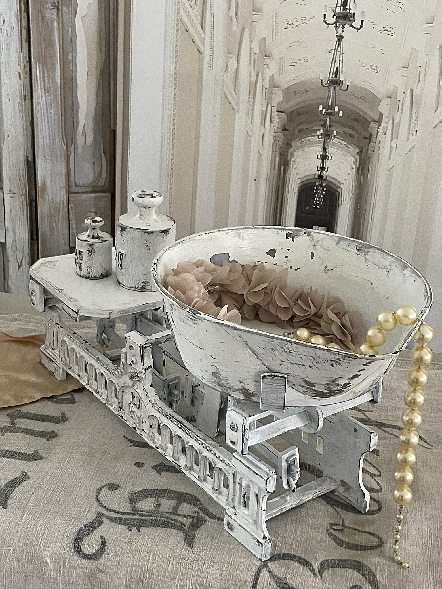 Dekorative alte Waage mit Schmuck und Blüten Vintage Waage mit dekorativen Elementen wie Perlenschnur und künstlichen Blüten