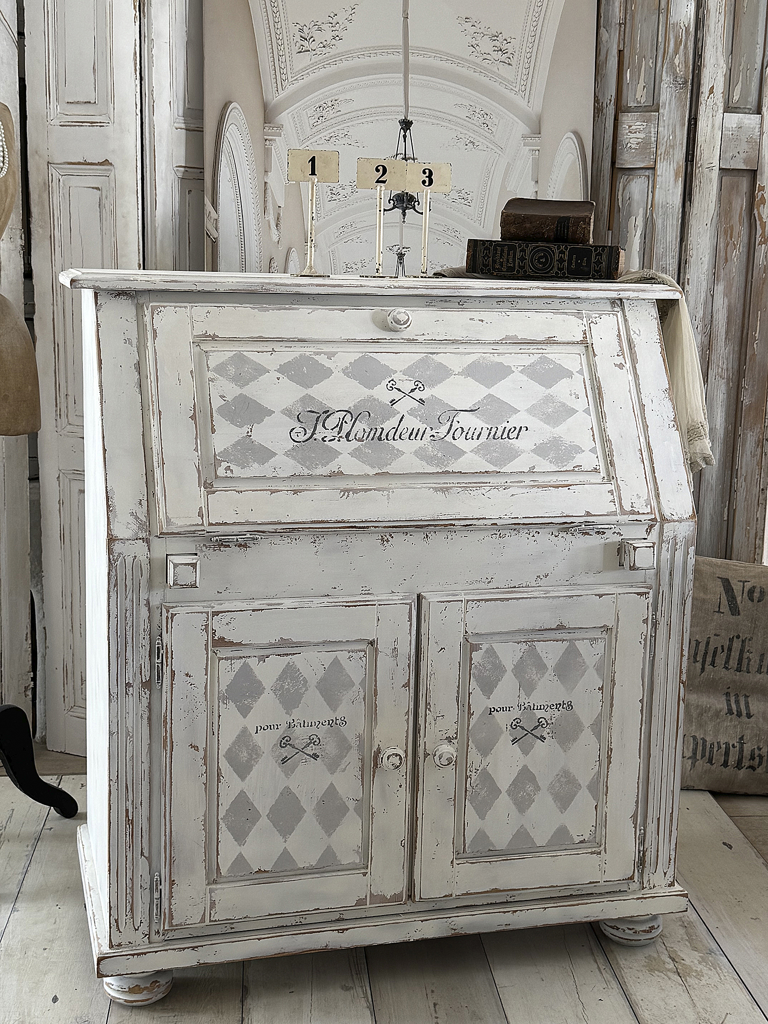 Alter Schranksekretär im mattweißen Shabby-Chic – funktionales Unikat mit französischem Charme***
