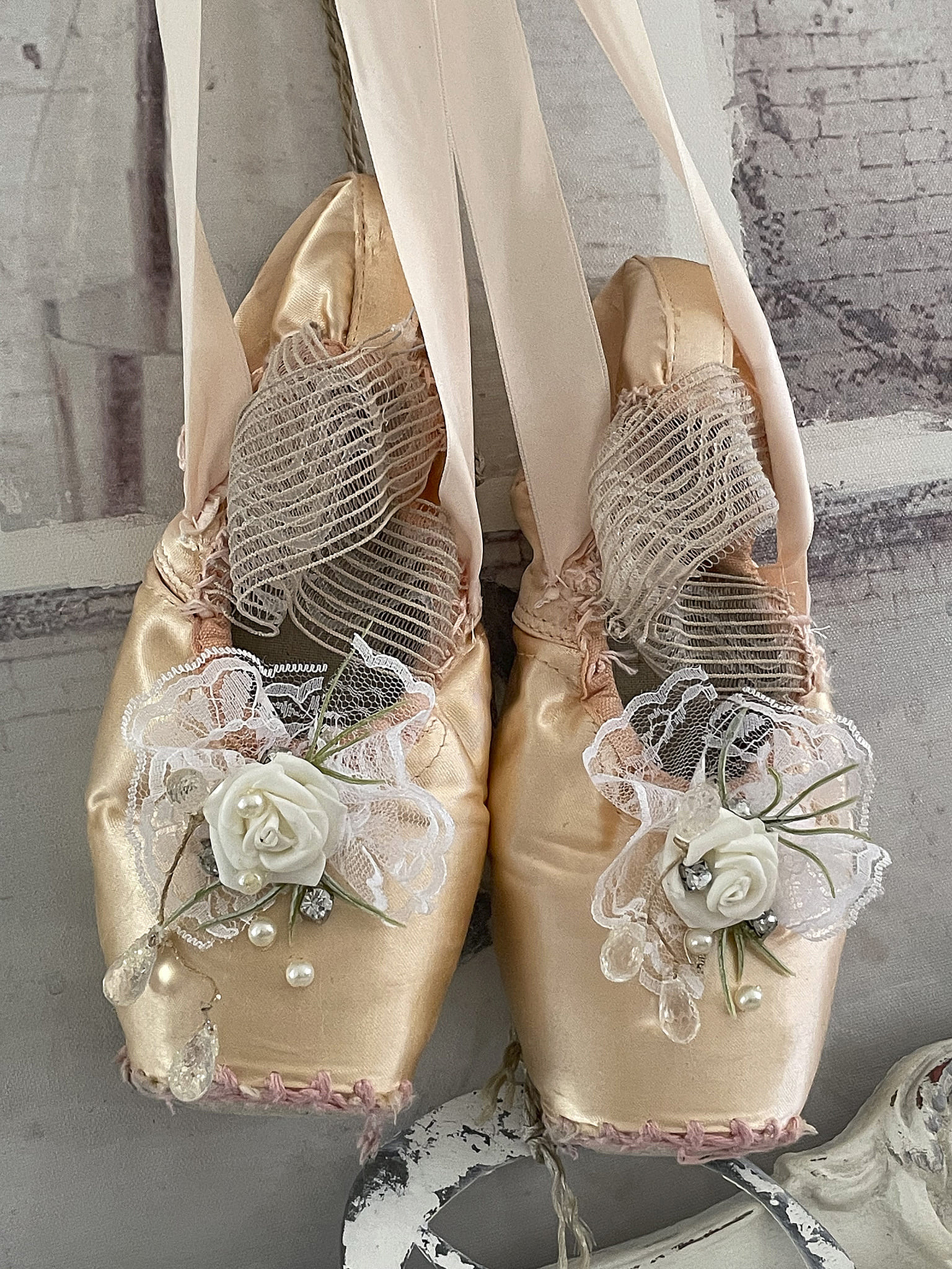 Zwei dekorative Ballettschuhe in Rosé mit Schleifen und Blumenverzierung