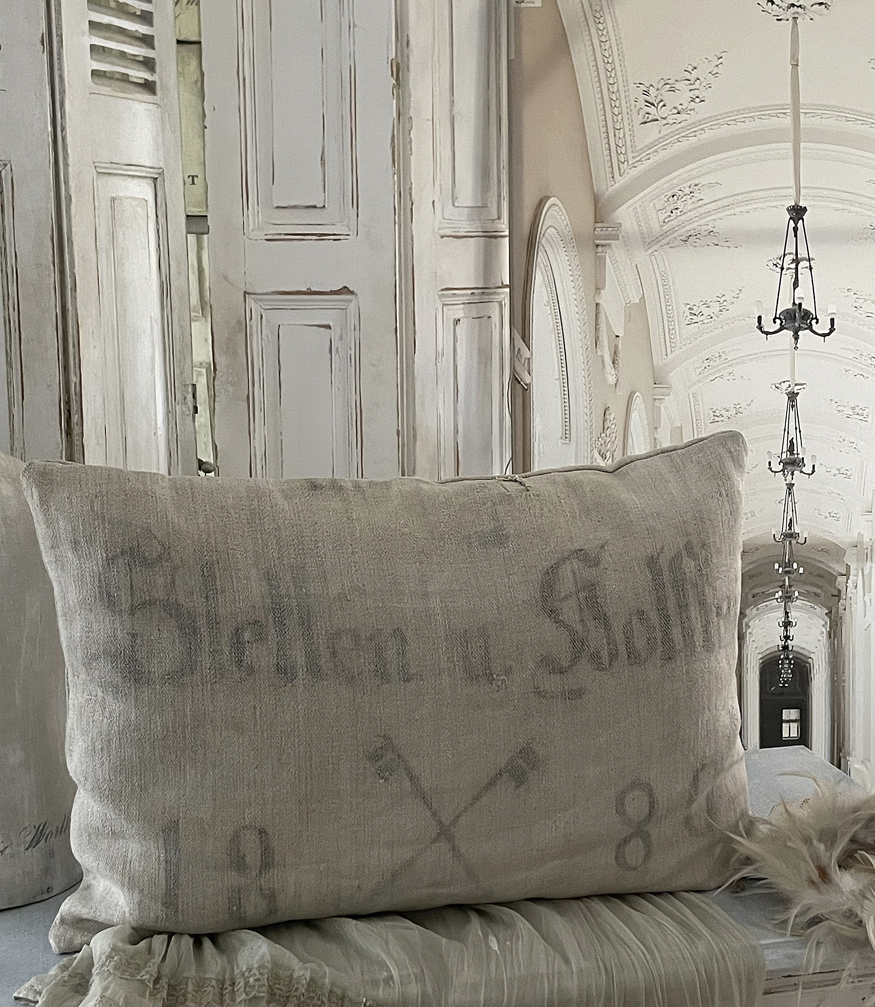 Dekoratives Leinenkissen mit aufgedrucktem Design für ein stilvolles Zuhause Kissen aus Leinen mit vintage Schriftzug und dekorativen Elementen in einem stilvollen Raum