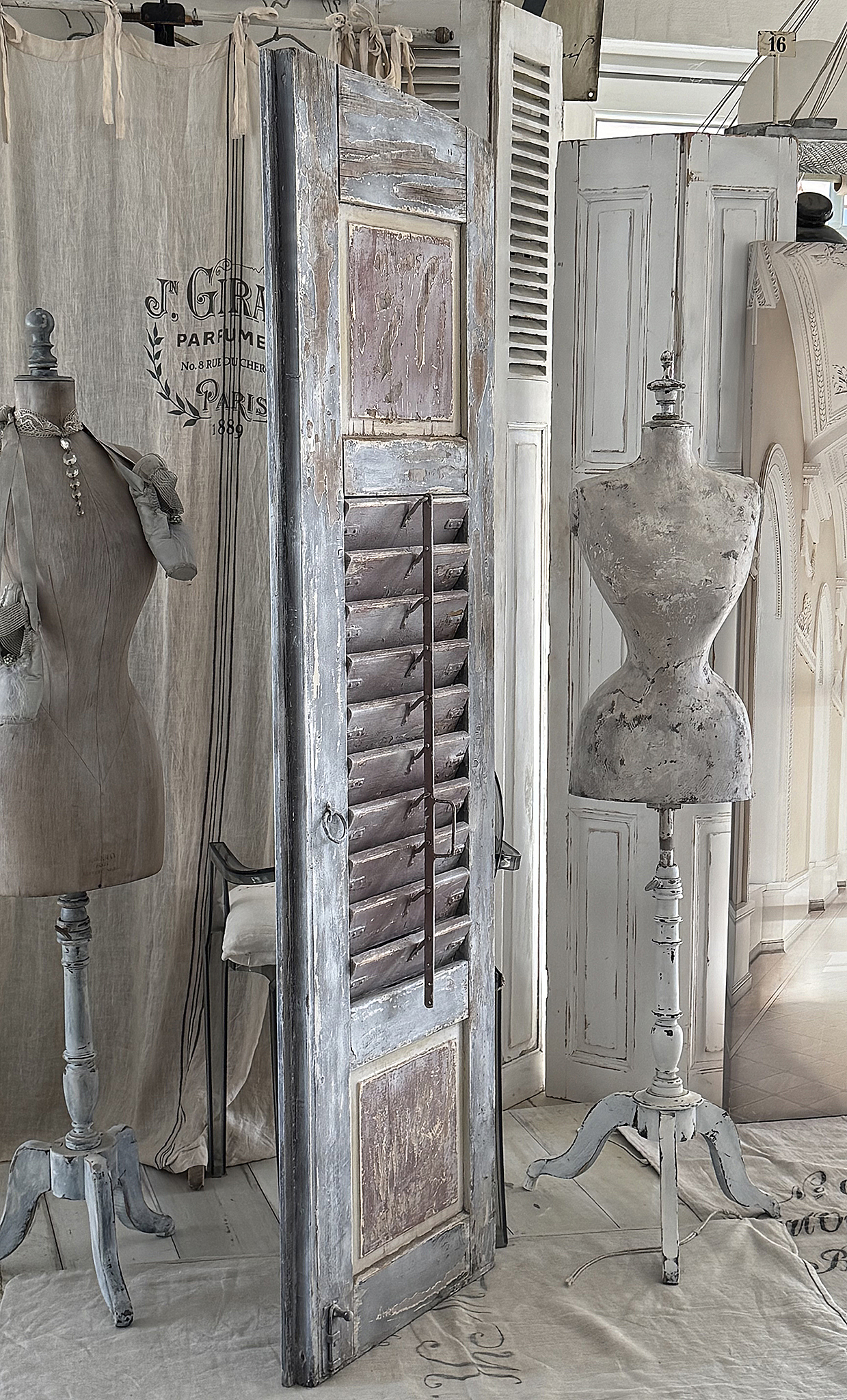 Großer antiker Fensterladen-Frankreich***