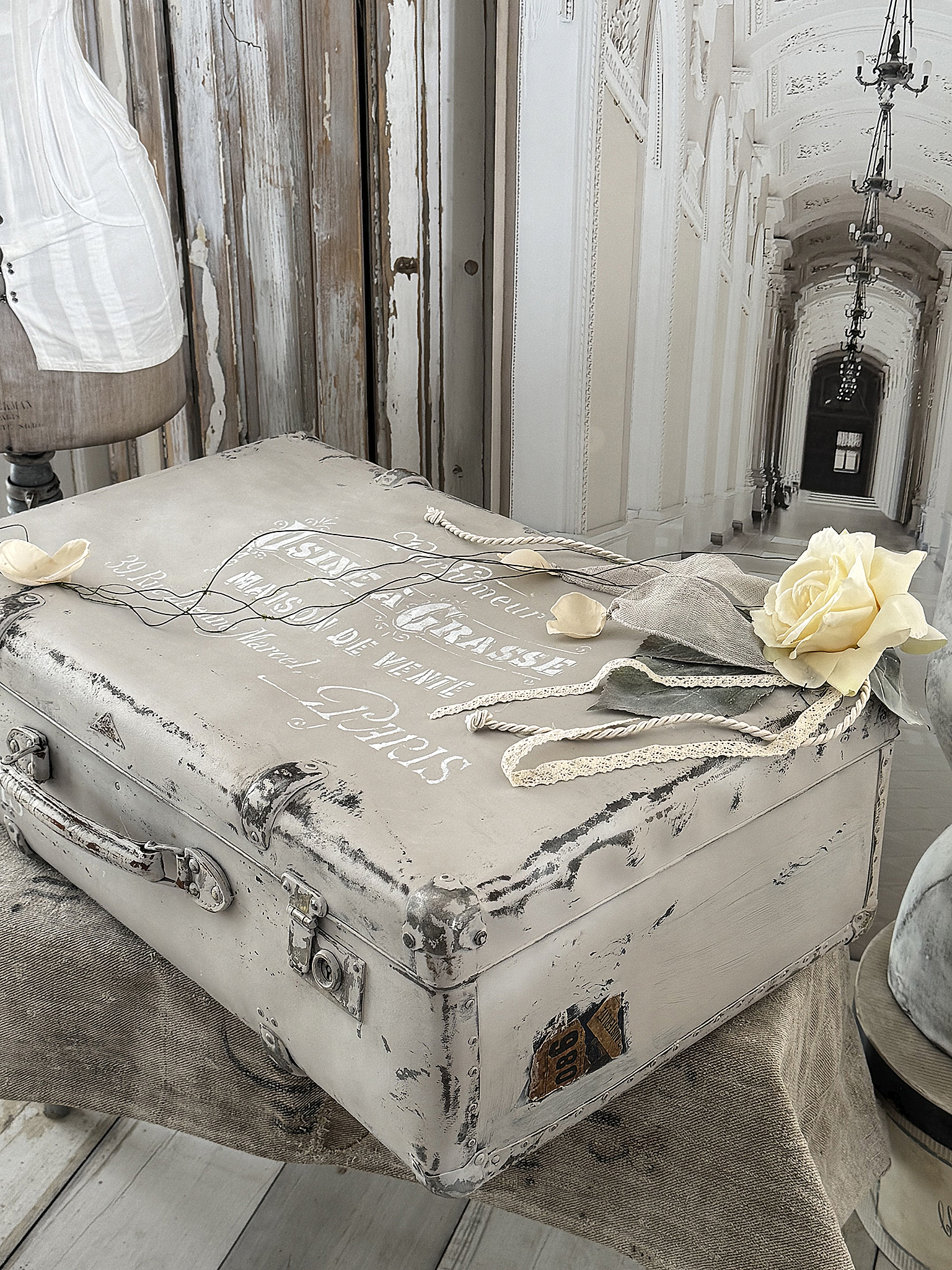 Alter Hartschalenkoffer im charmanten Shabby-Chic – romantisches Einzelstück***