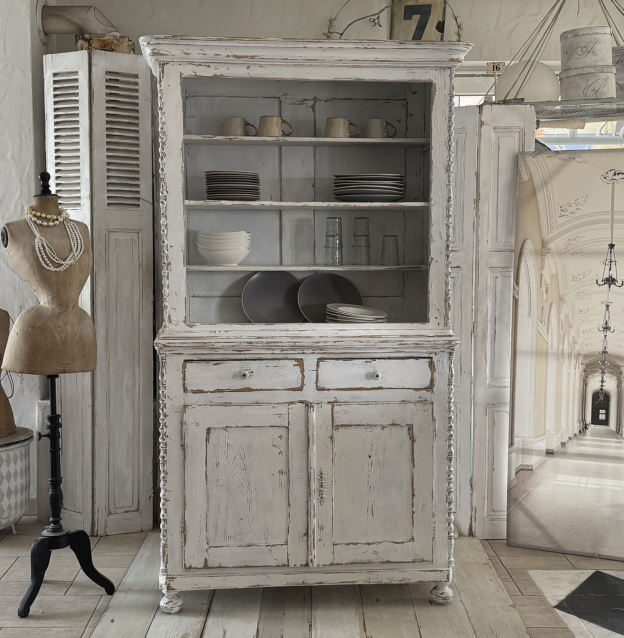 Wunderschöner Antiker Buffet-Schrank im Shabby-Chic***