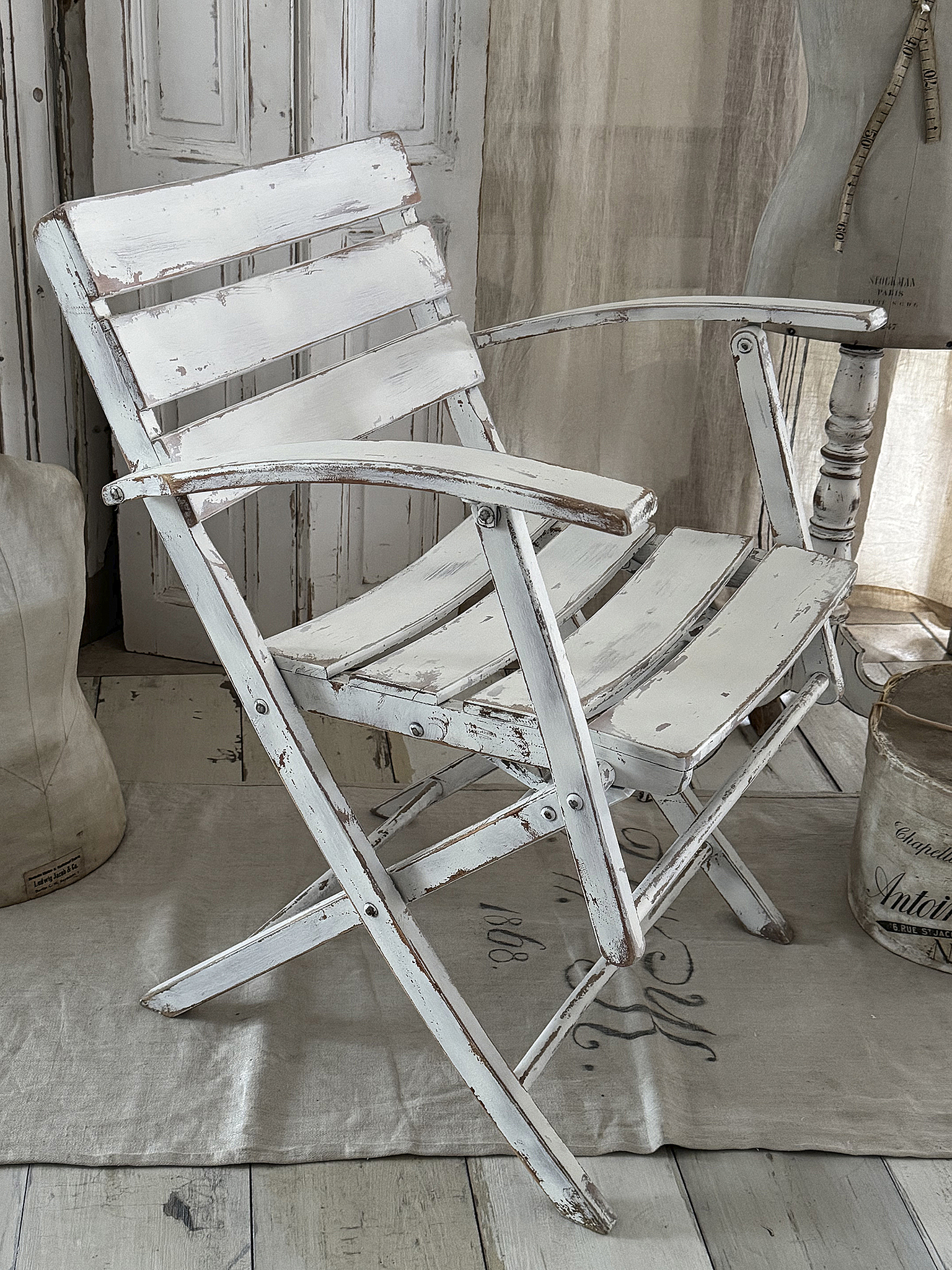 Alter bequemer Klappstuhl im Shabbykleid***