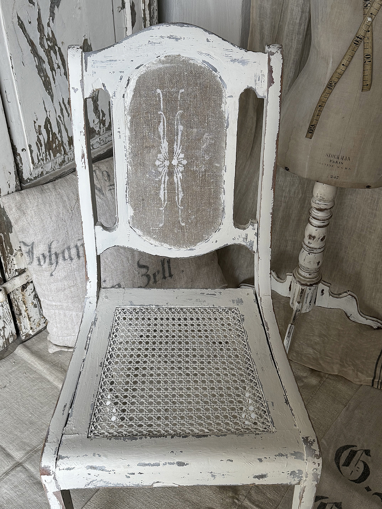 Antiker Shabby Chic Stuhl mit Wiener Geflecht & altem Leinen – handveredeltes Einzelstück im Jugendstil***