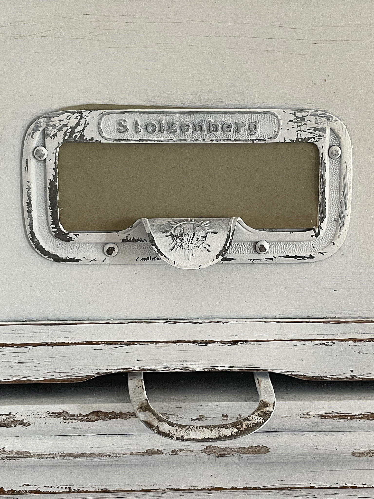 Vintage Etikettenhalter für Schubladen aus Metall Schubladenetikettenhalter im Vintage-Stil, weiß gestrichen, mit abgeblätterter Farbe.
